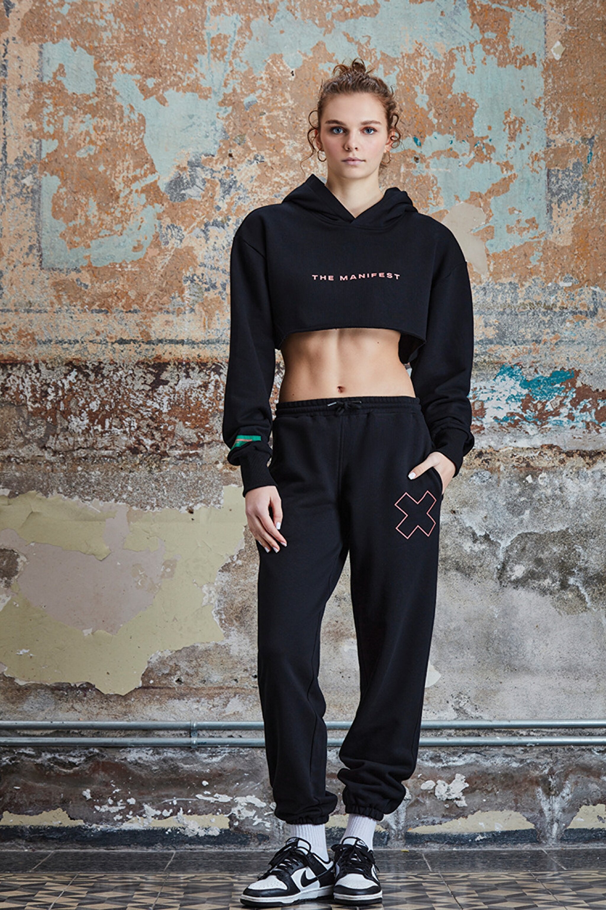STBA Kadın Siyah "Manifest" Kapüşonlu Crop Hoodie Sweatshirt