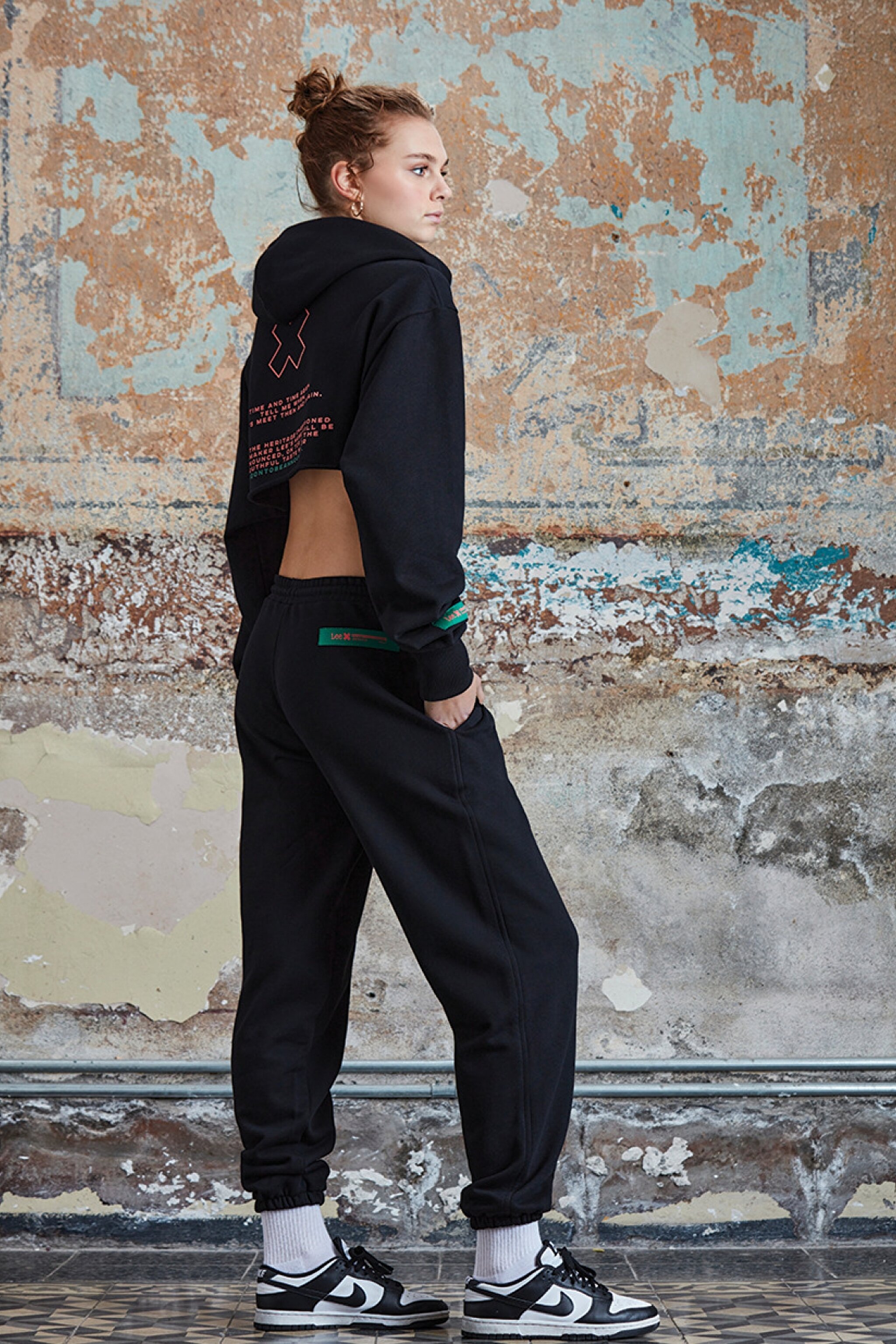 STBA Kadın Siyah "Manifest" Kapüşonlu Crop Hoodie Sweatshirt - Black-L221462001 (görsel 4)