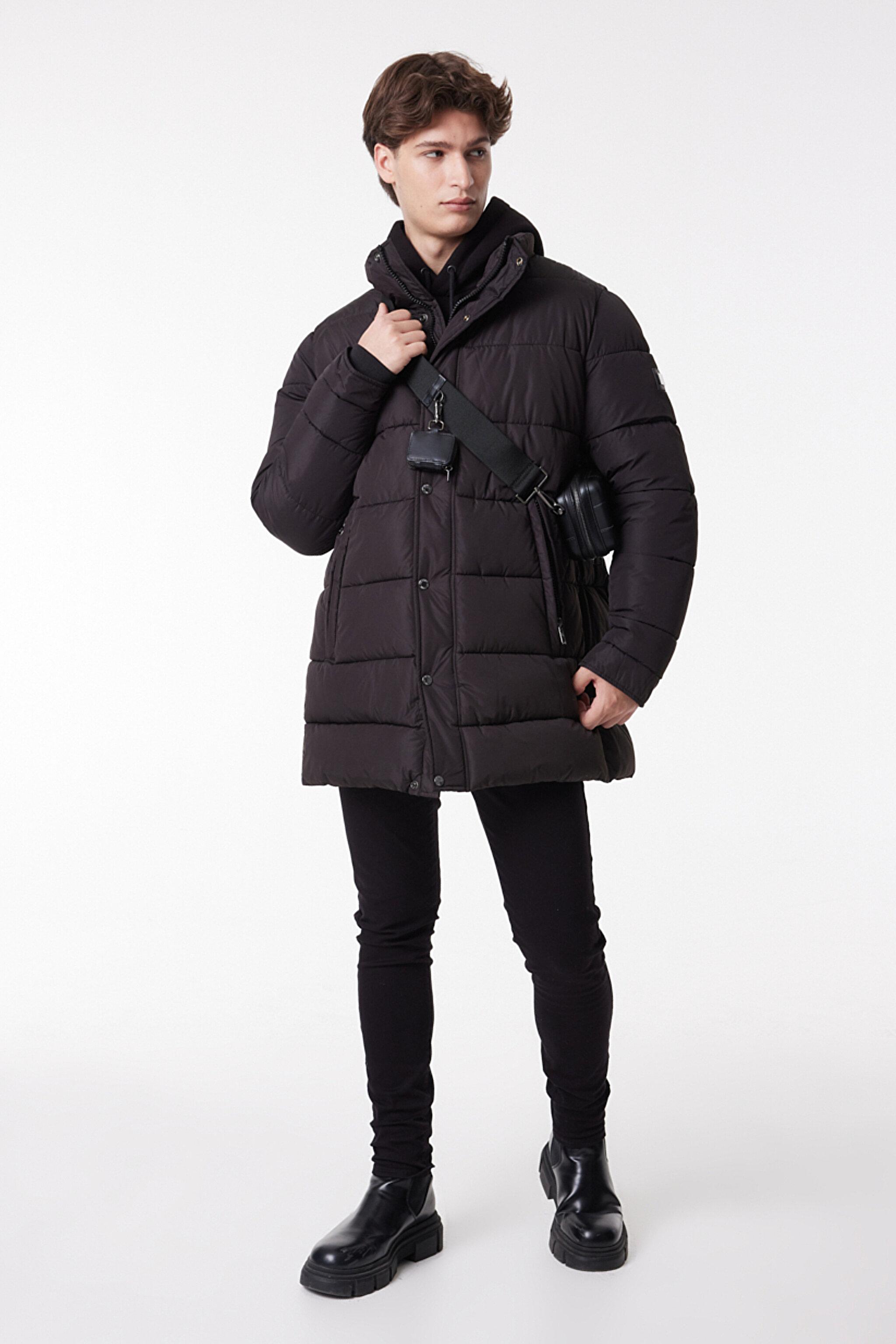 Regular Fit Normal Kesim Dik Yaka Siyah Şişme Mont