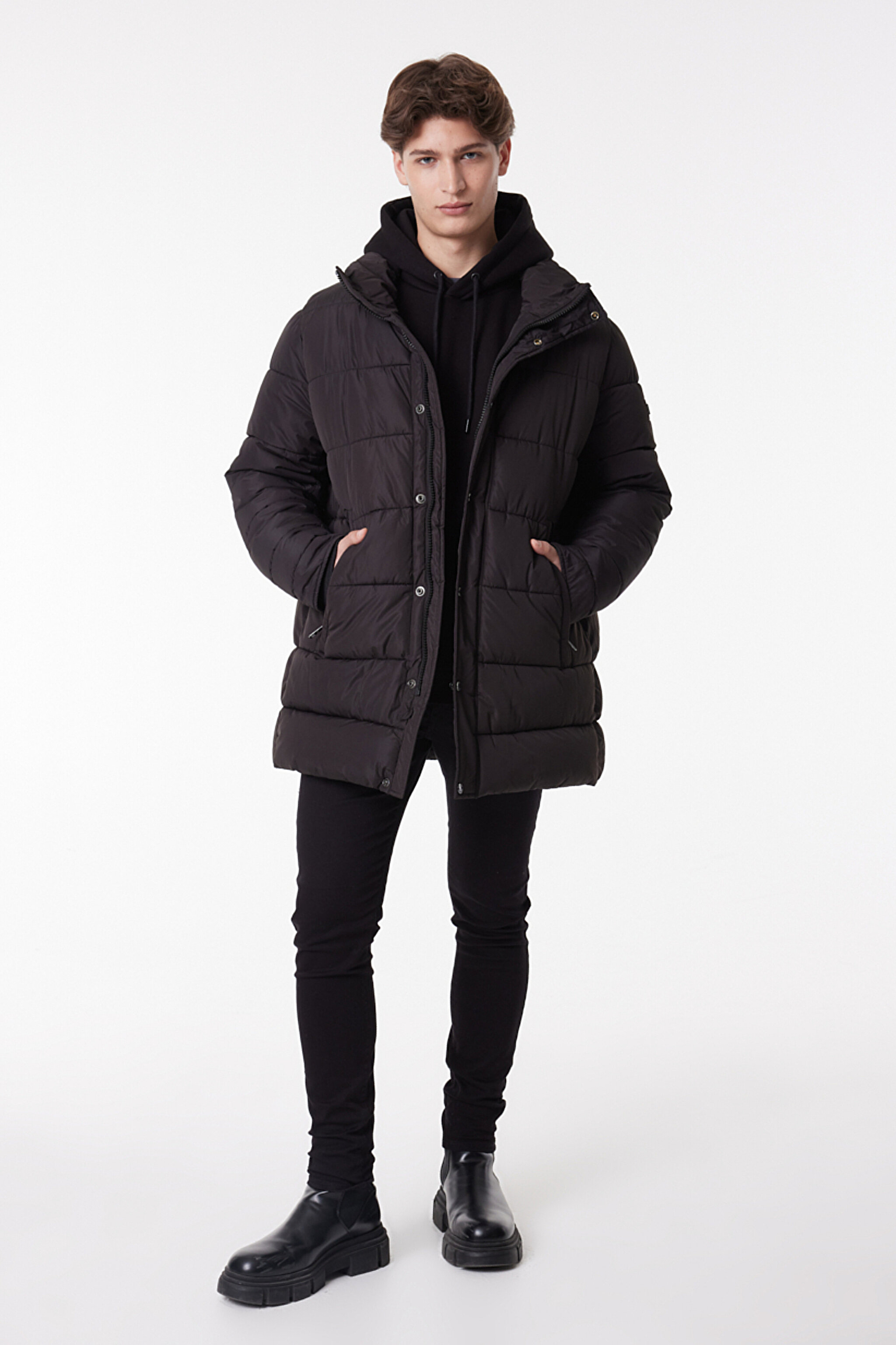 Regular Fit Normal Kesim Dik Yaka Siyah Şişme Mont L222360001