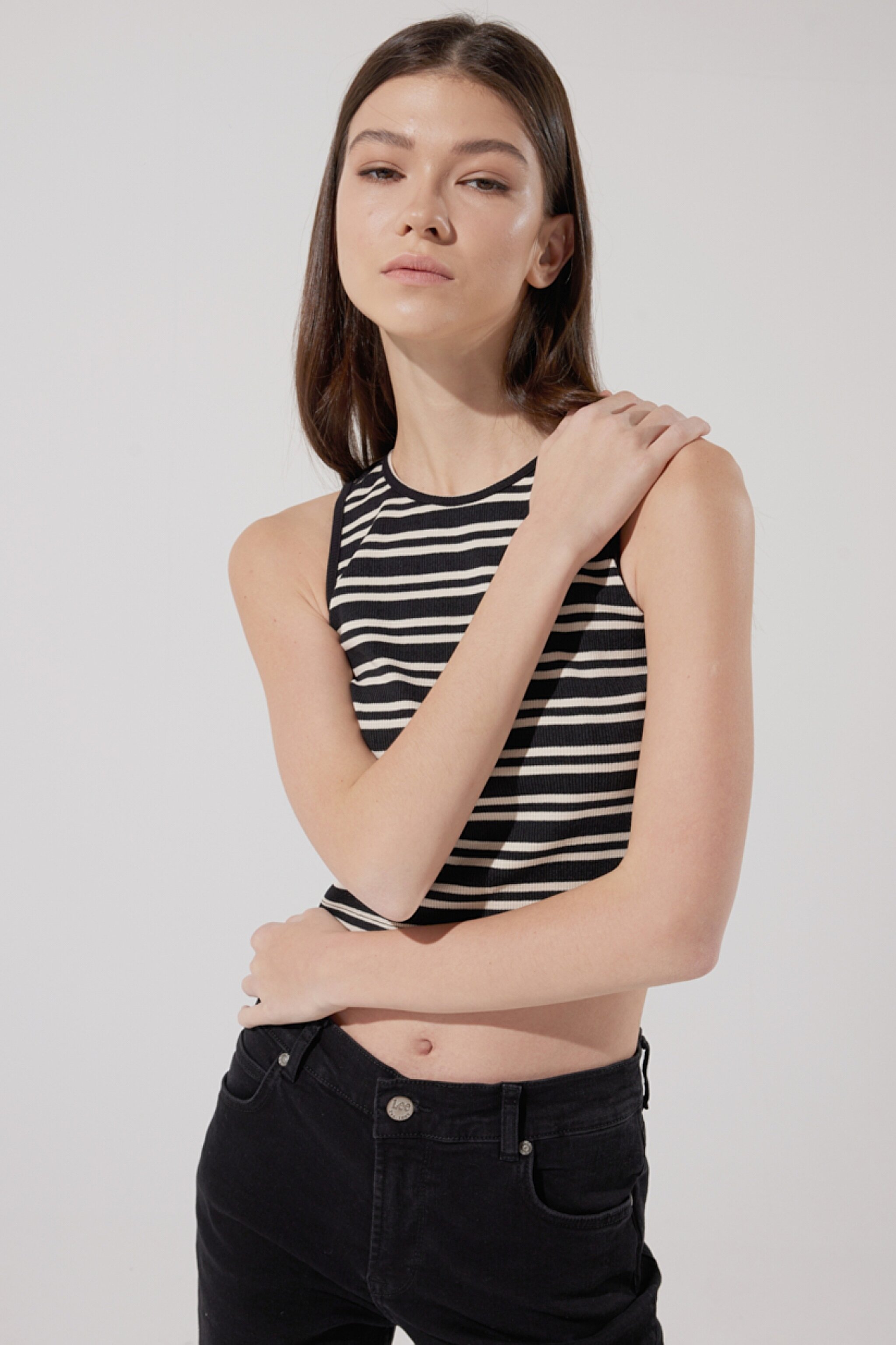 Slim Fit Dar Kesim Bisiklet Yaka Kolsuz Crop Siyah Çizgili Esnek Tişört - Black-L231133001 (görsel 3)