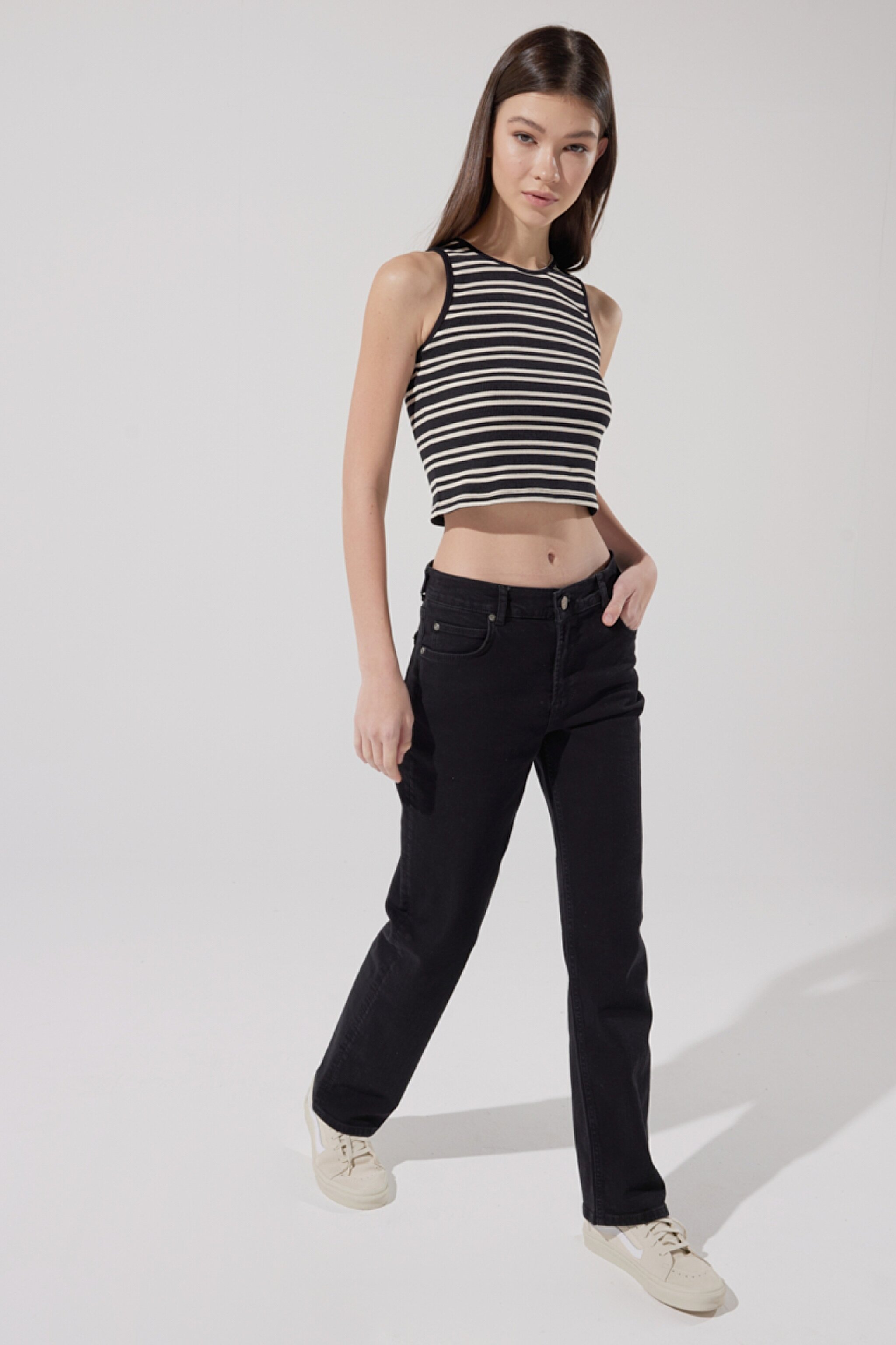 Slim Fit Dar Kesim Bisiklet Yaka Kolsuz Crop Siyah Çizgili Esnek Tişört - Black-L231133001 (görsel 5)