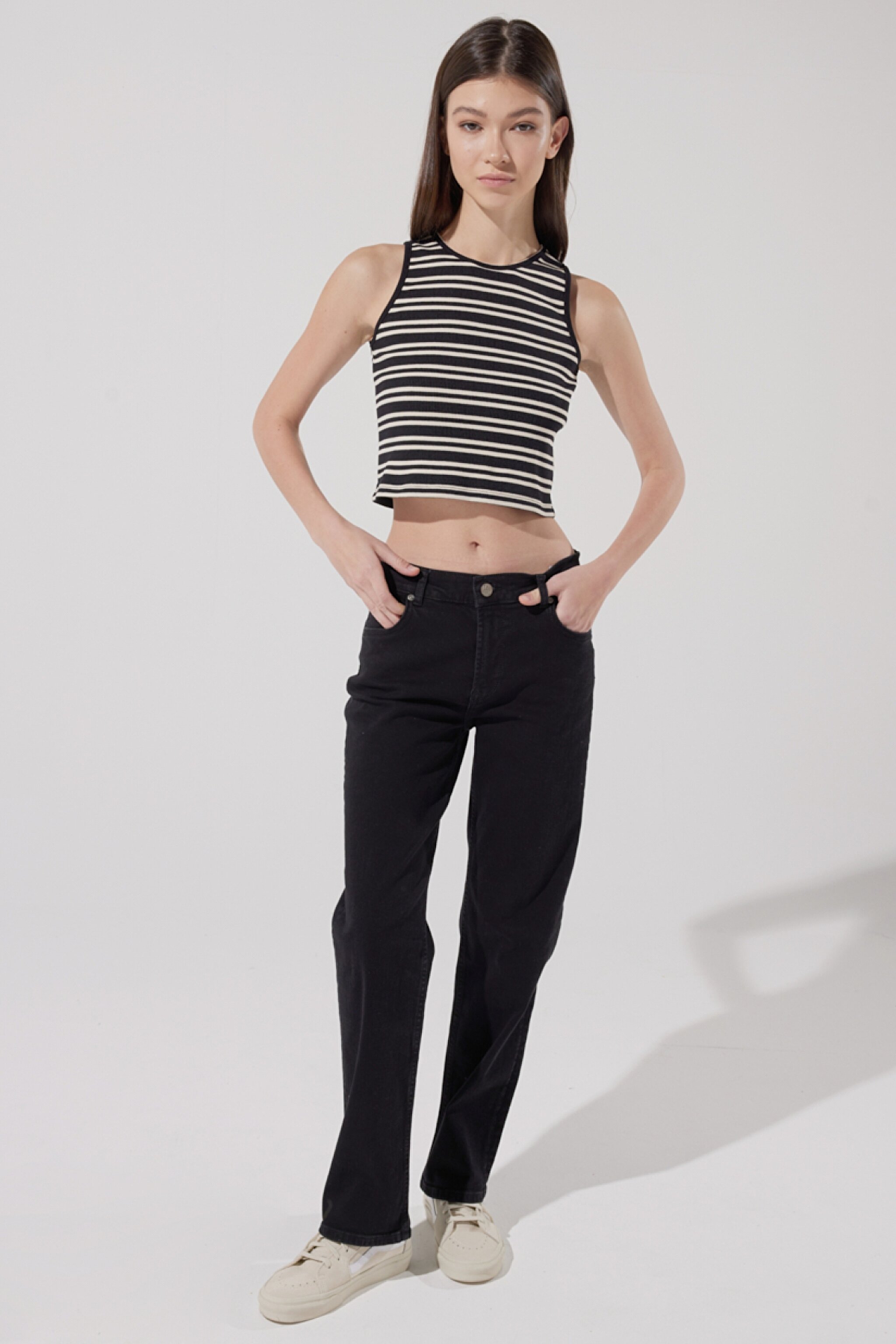 Slim Fit Dar Kesim Bisiklet Yaka Kolsuz Crop Siyah Çizgili Esnek Tişört - Black-L231133001 (görsel 6)