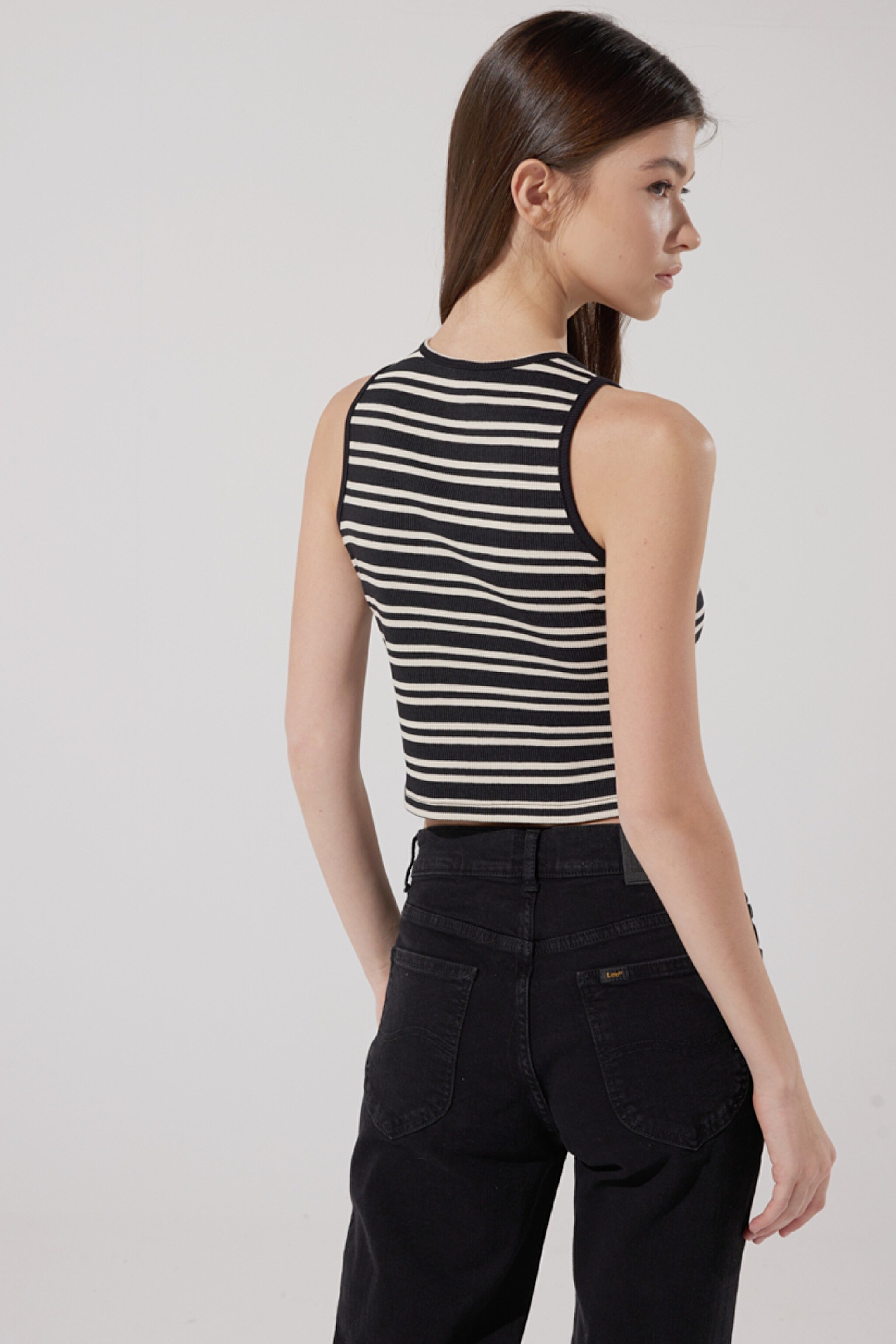 Slim Fit Dar Kesim Bisiklet Yaka Kolsuz Crop Siyah Çizgili Esnek Tişört - Black-L231133001 (görsel 7)