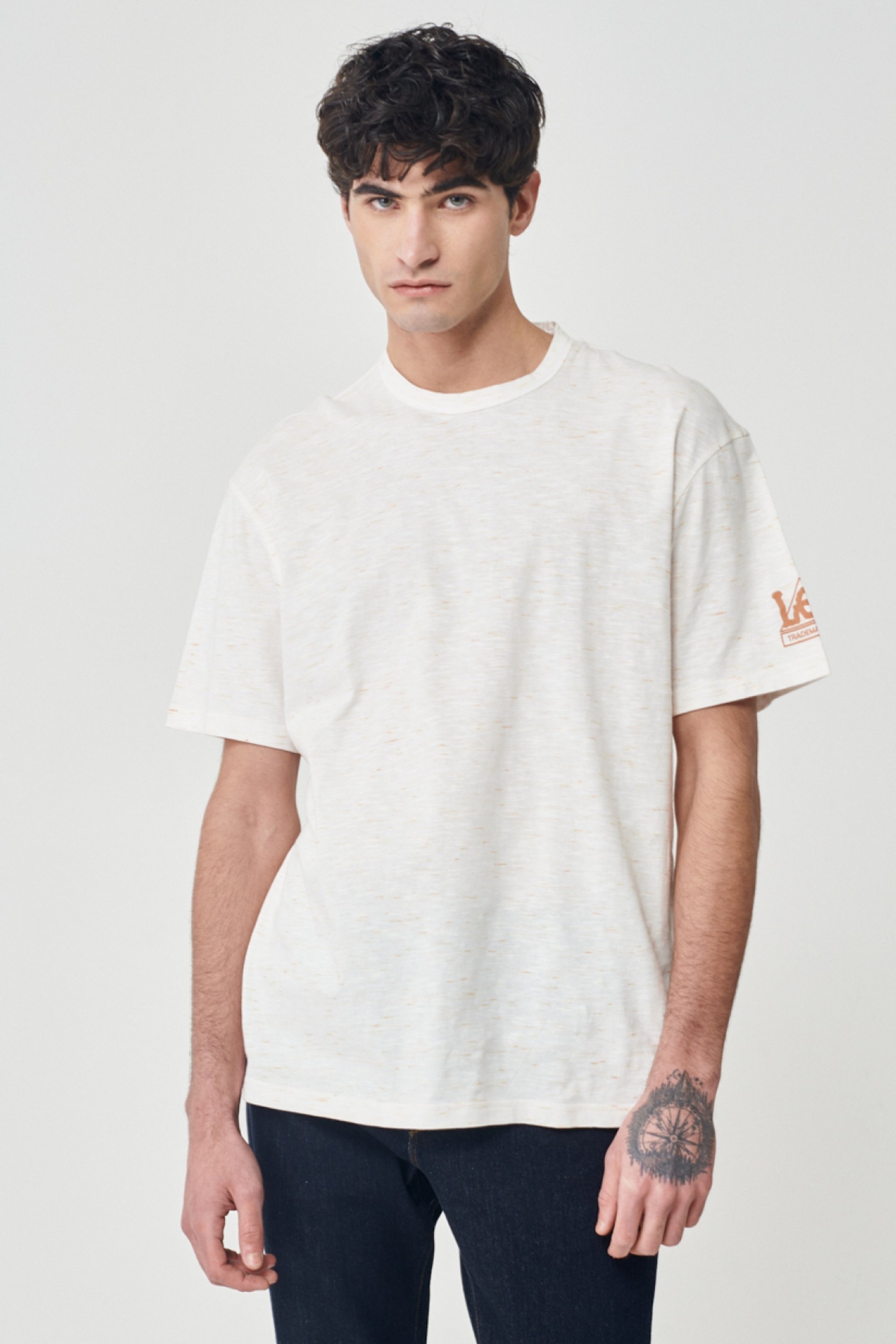 Loose Fit Rahat Kesim Bisiklet Yaka Kırık Beyaz Tişört - Off White-L231240102