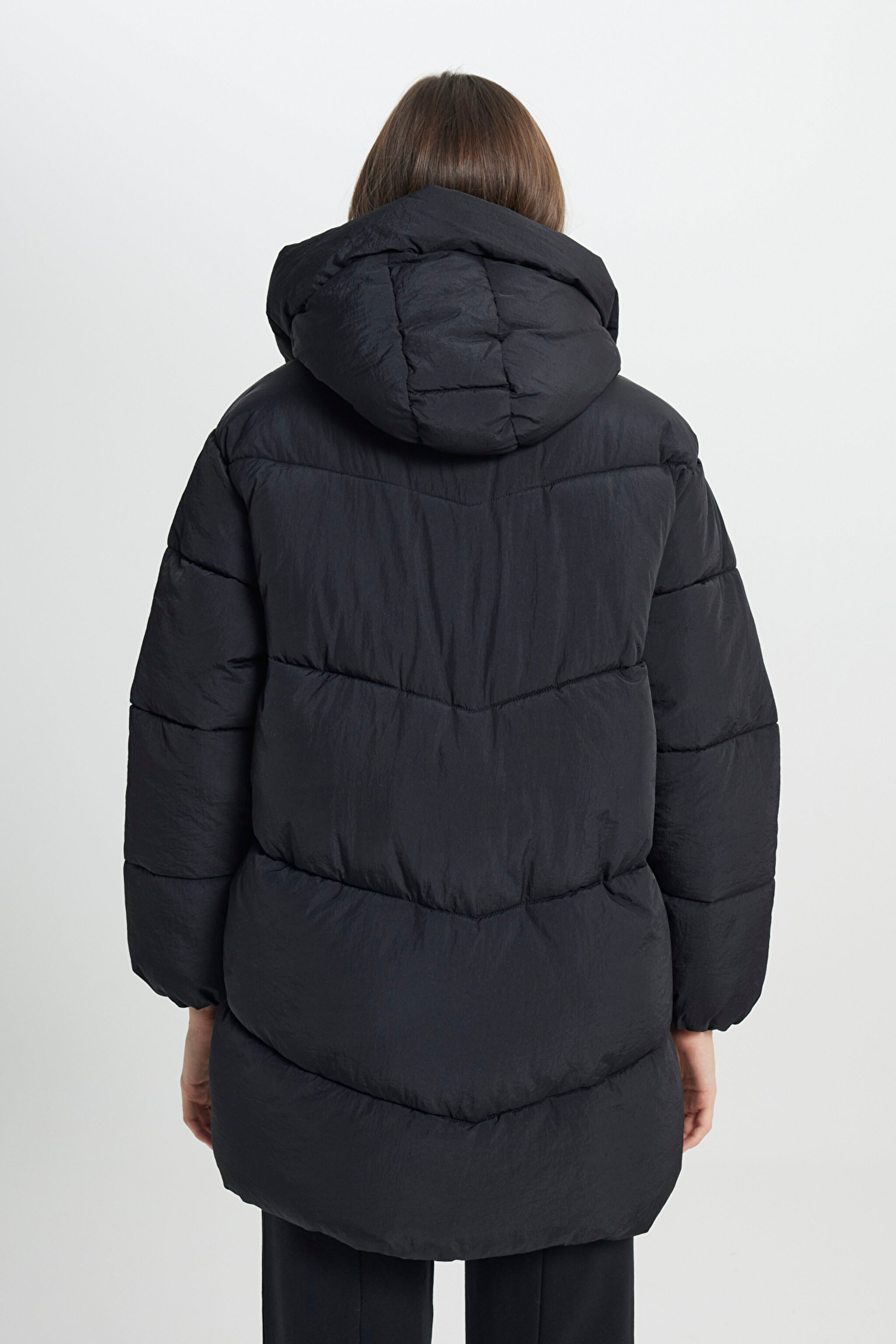 Loose Fit Rahat Kesim Kapüşonlu Uzun Siyah Şişme Mont - Black-L232222001 (görsel 7)