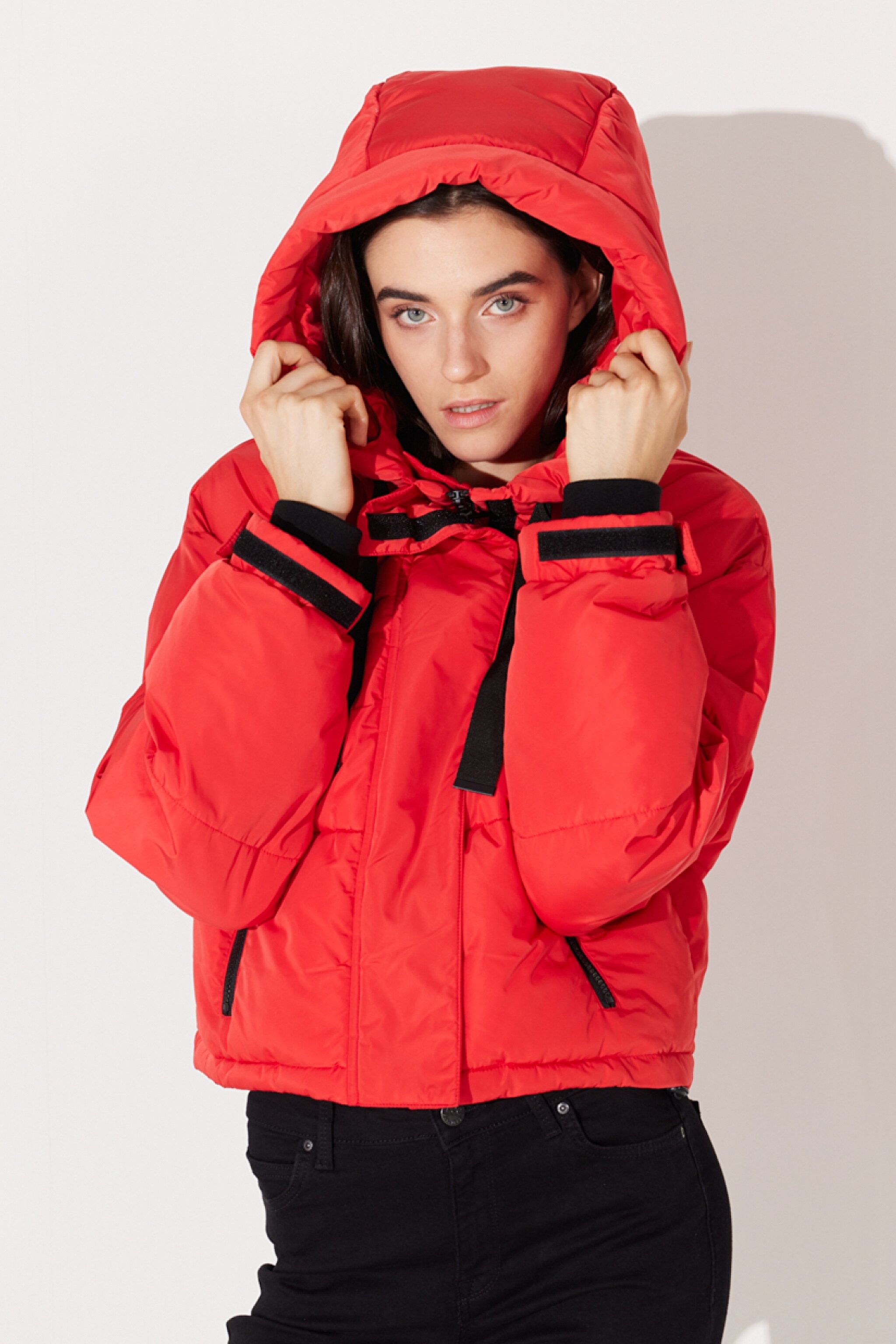 Regular Fit Normal Kesim Kapüşonlu Dik Yaka Kırmızı Şişme Mont - Red-L232233600 (görsel 3)