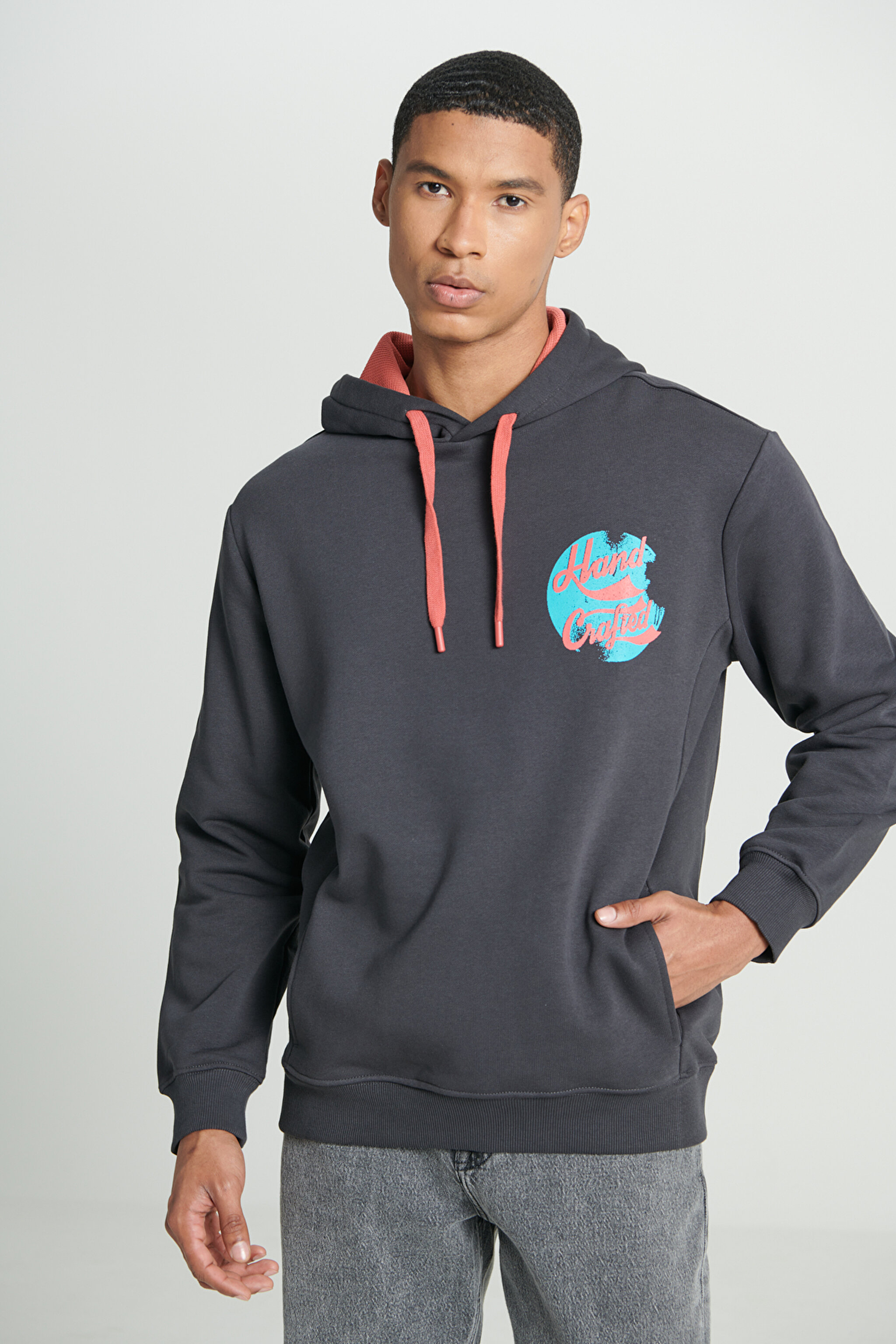 Regular Fit Normal Kesim Kapüşonlu İçi Polarlı Sırt Baskılı Antrasit Sweatshirt