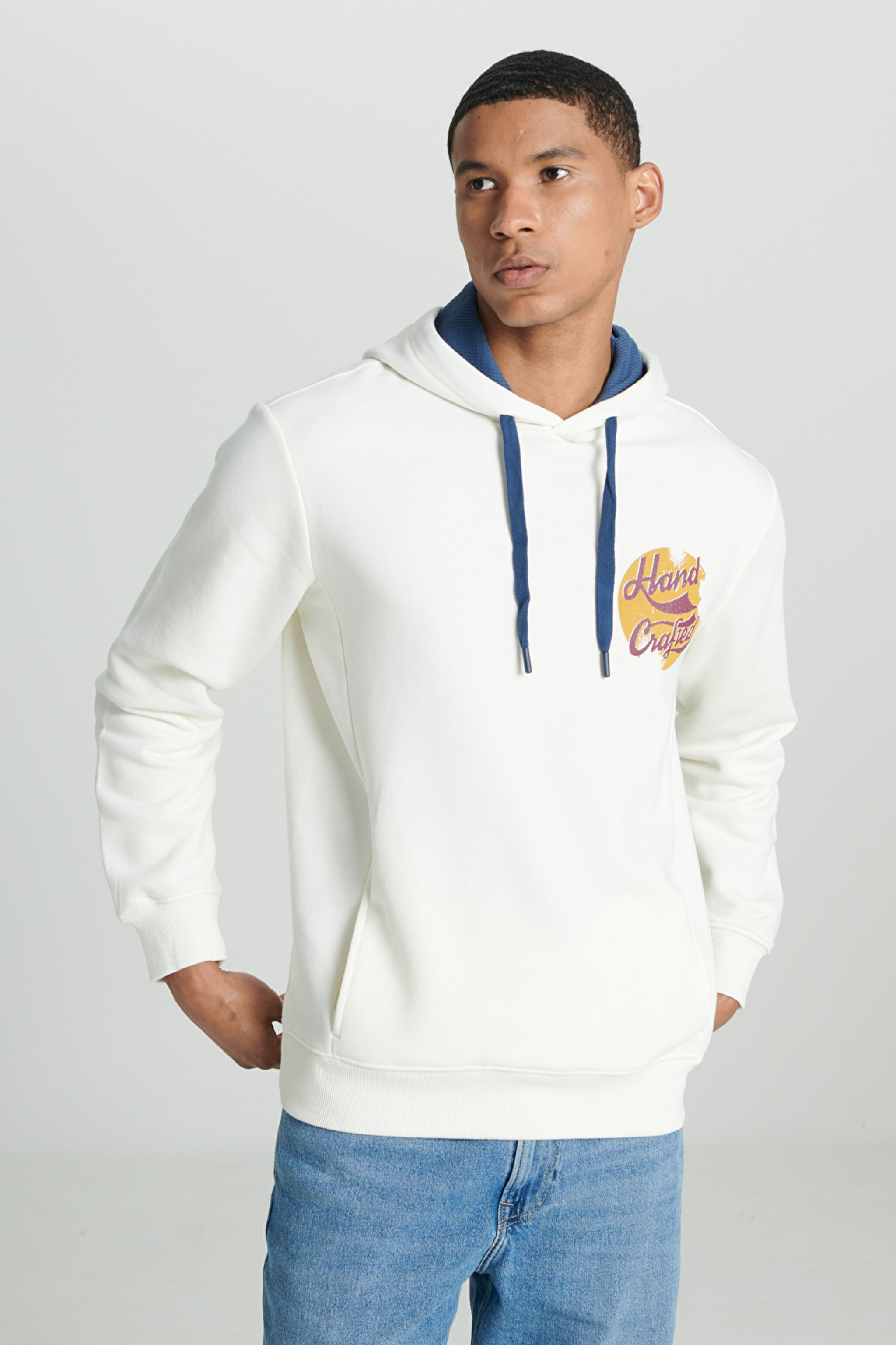 Regular Fit Normal Kesim Kapüşonlu İçi Polarlı Sırt Baskılı Kırık Beyaz Sweatshirt