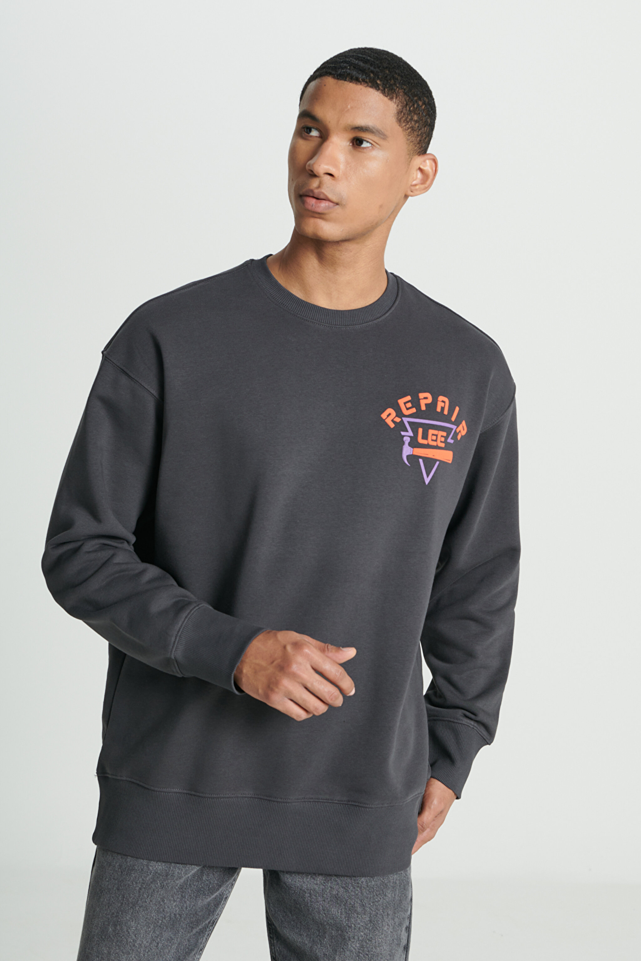 Loose Fit Rahat Kesim Bisiklet Yaka İçi Polarlı Sırt Baskılı Antrasit Sweatshirt - Anthracite-L232282003 (görsel 3)