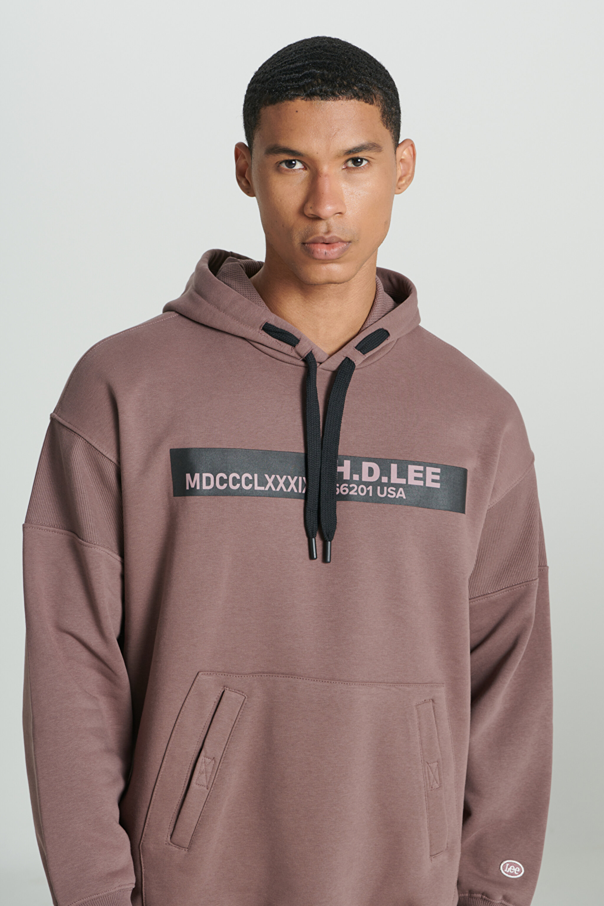 Loose Fit Rahat Kesim Kapüşonlu İçi Polarlı Sırt Baskılı Kahverengi Sweatshirt - Taupe-L232283640