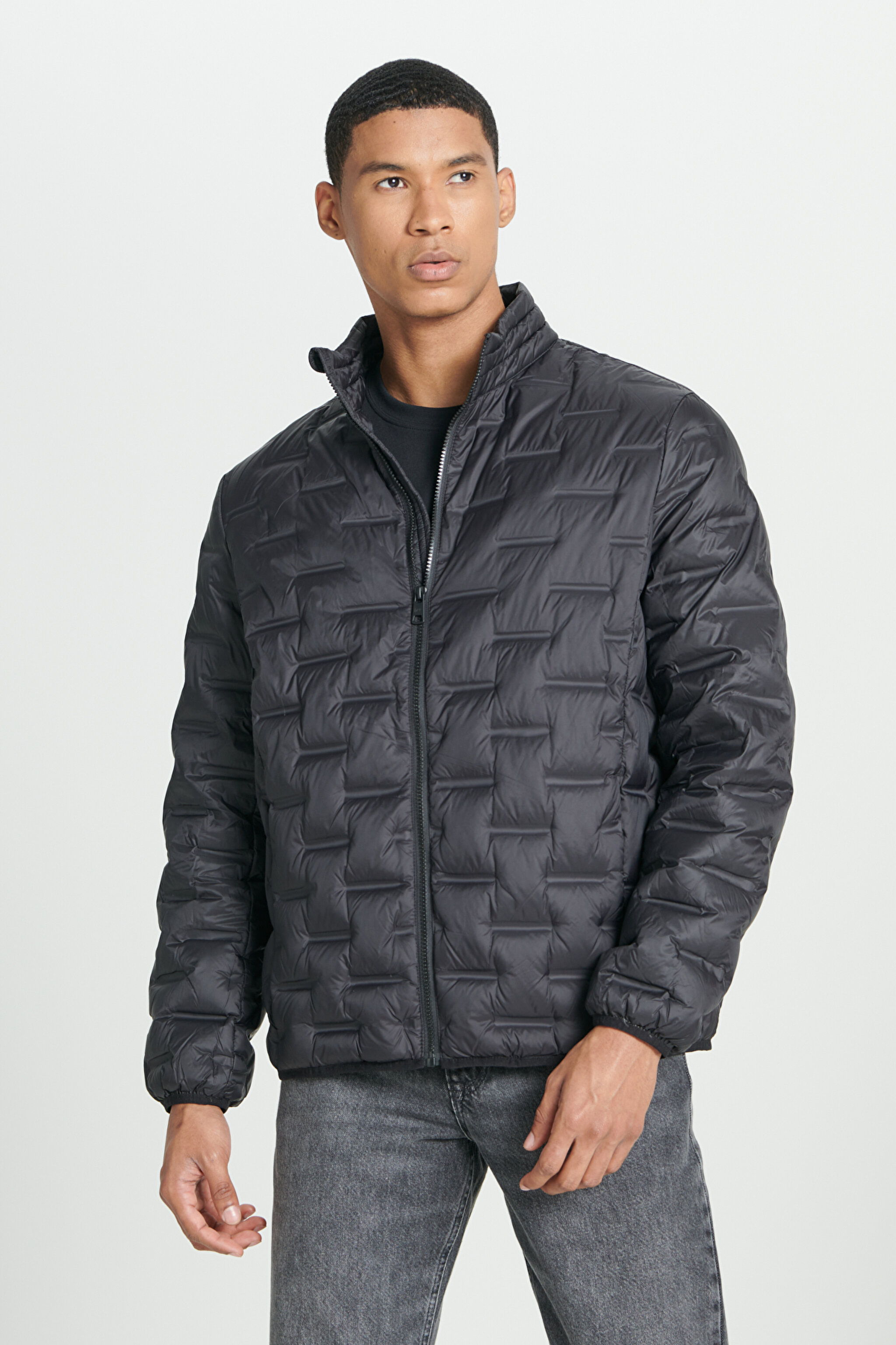 Regular Fit Normal Kesim Dik Yaka Siyah Şişme Mont