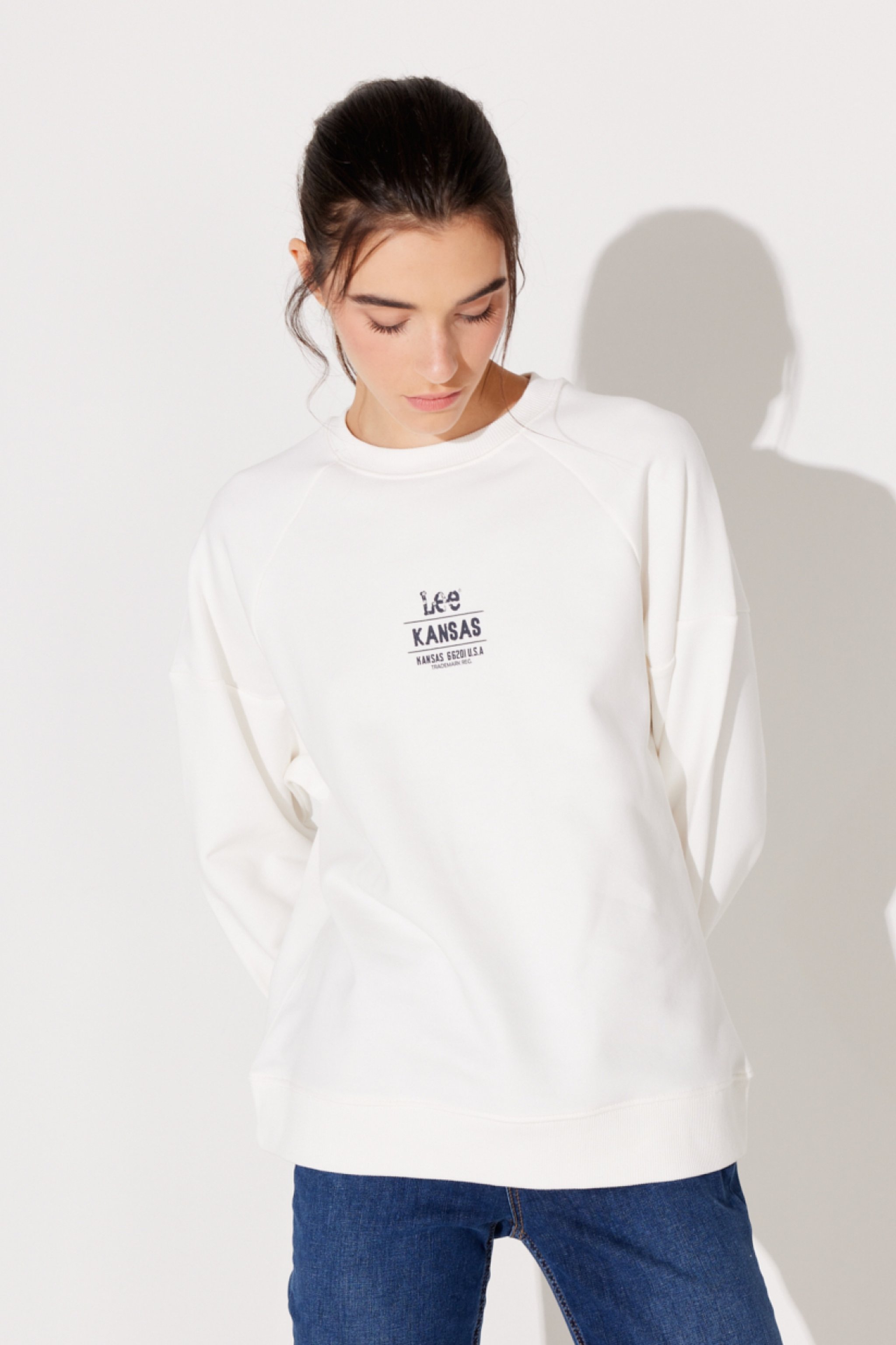 Oversize Fit Geniş Kesim Bisiklet Yaka Şardonlu Kırık Beyaz Sweatshirt - Off White-L232344102 (görsel 2)