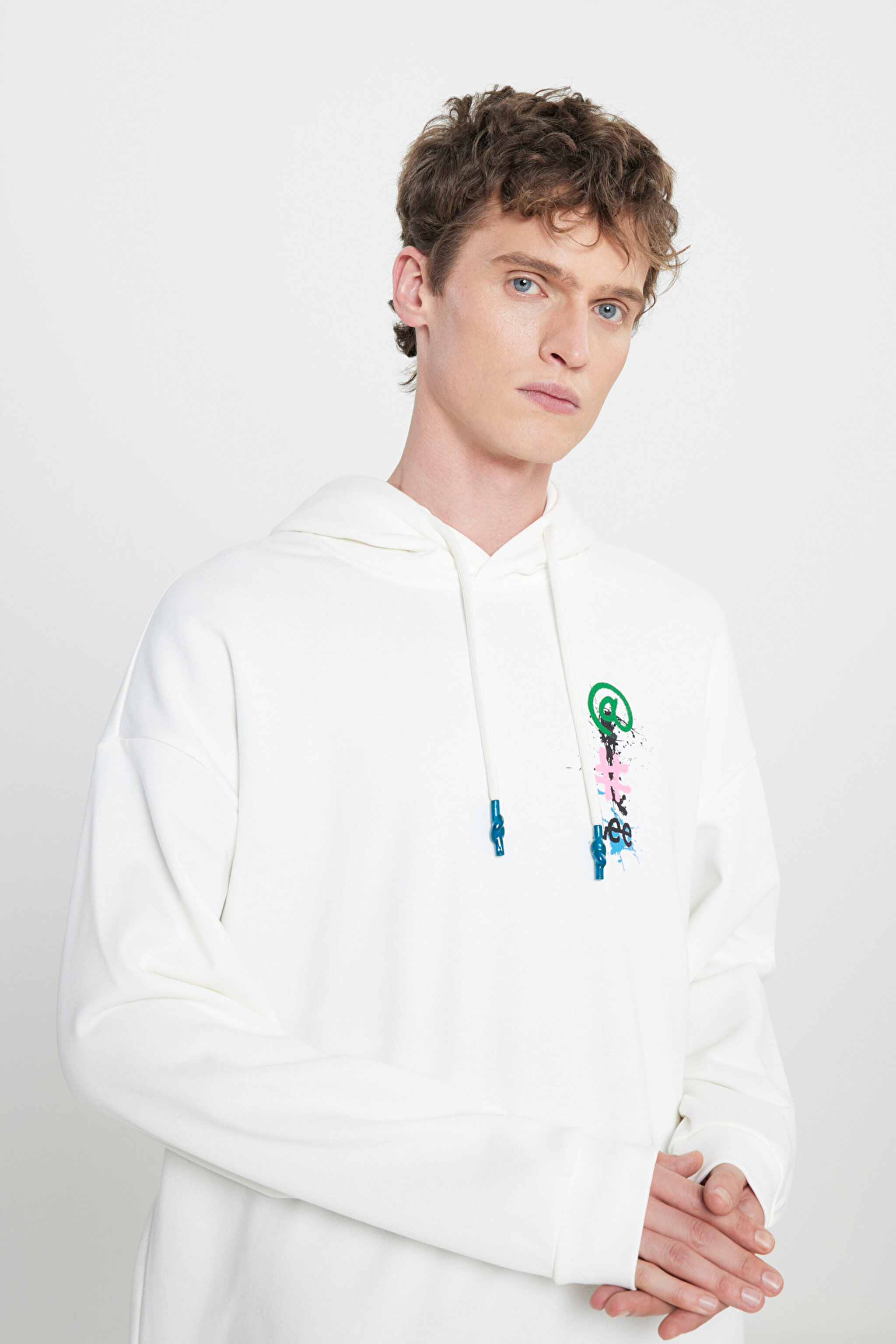 Loose Fit Rahat Kesim Kapüşonlu İçi Polarlı Sırt Baskılı Kırık Beyaz Sweatshirt - Off White-L232447102 (görsel 4)