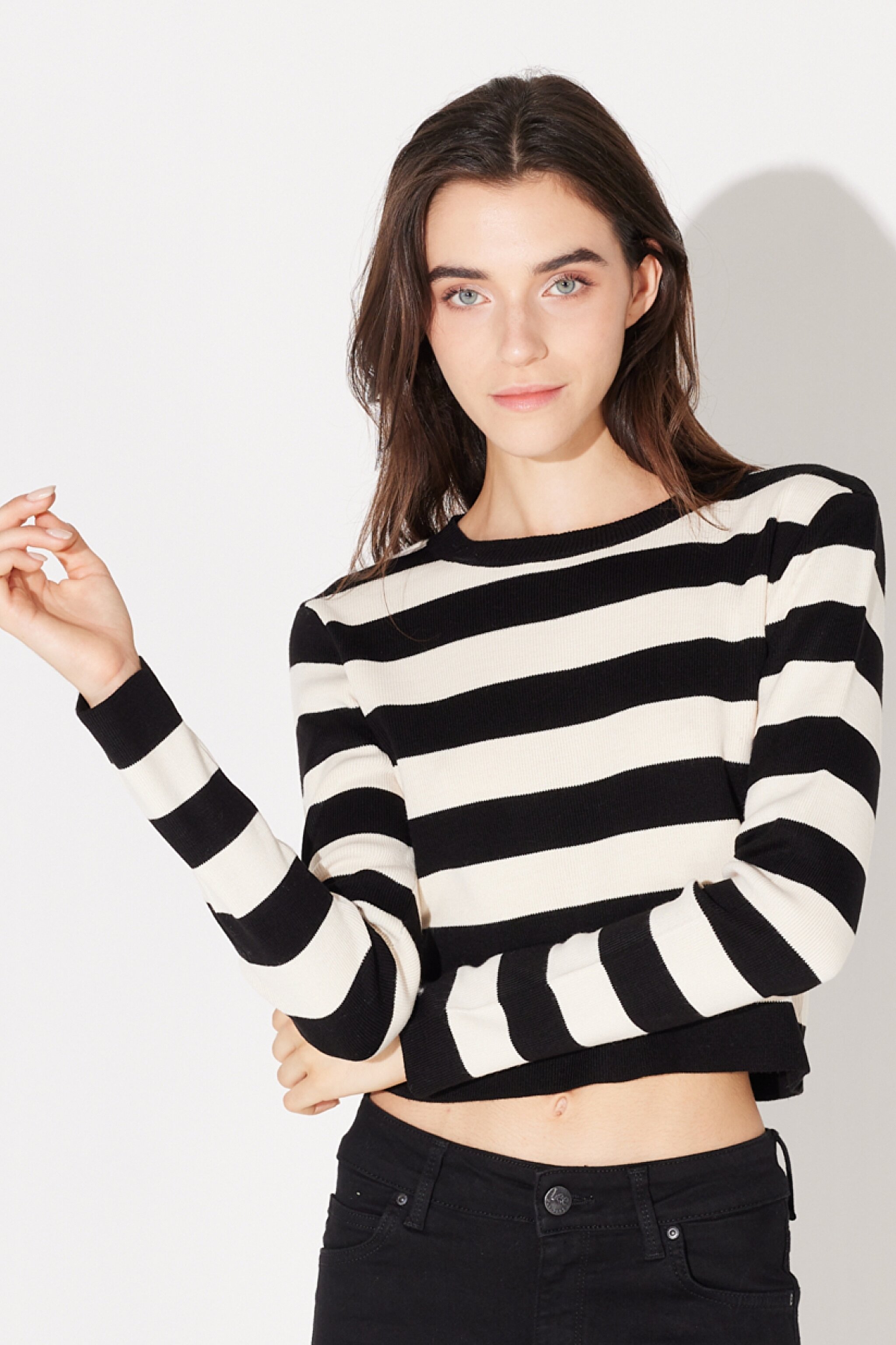 Slim Fit Dar Kesim Bisiklet Yaka Siyah Beyaz Çizgili Crop Triko Kazak - Black-L232492001 (görsel 2)