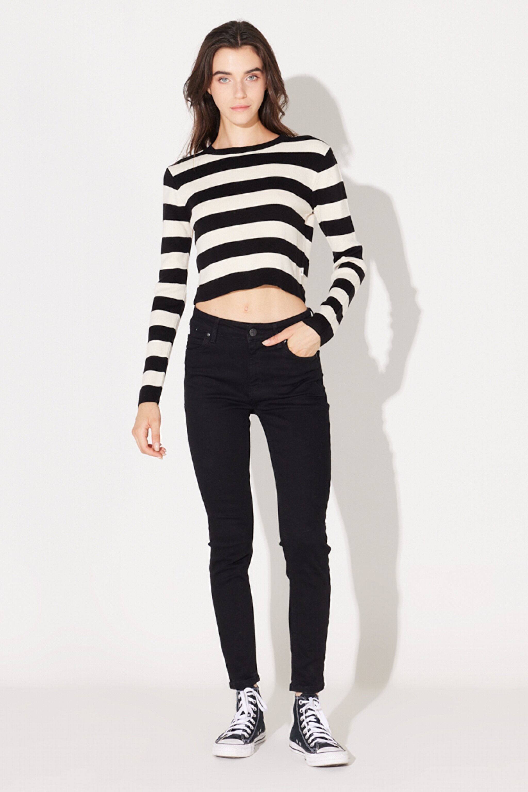 Slim Fit Dar Kesim Bisiklet Yaka Siyah Beyaz Çizgili Crop Triko Kazak - Black-L232492001 (görsel 4)