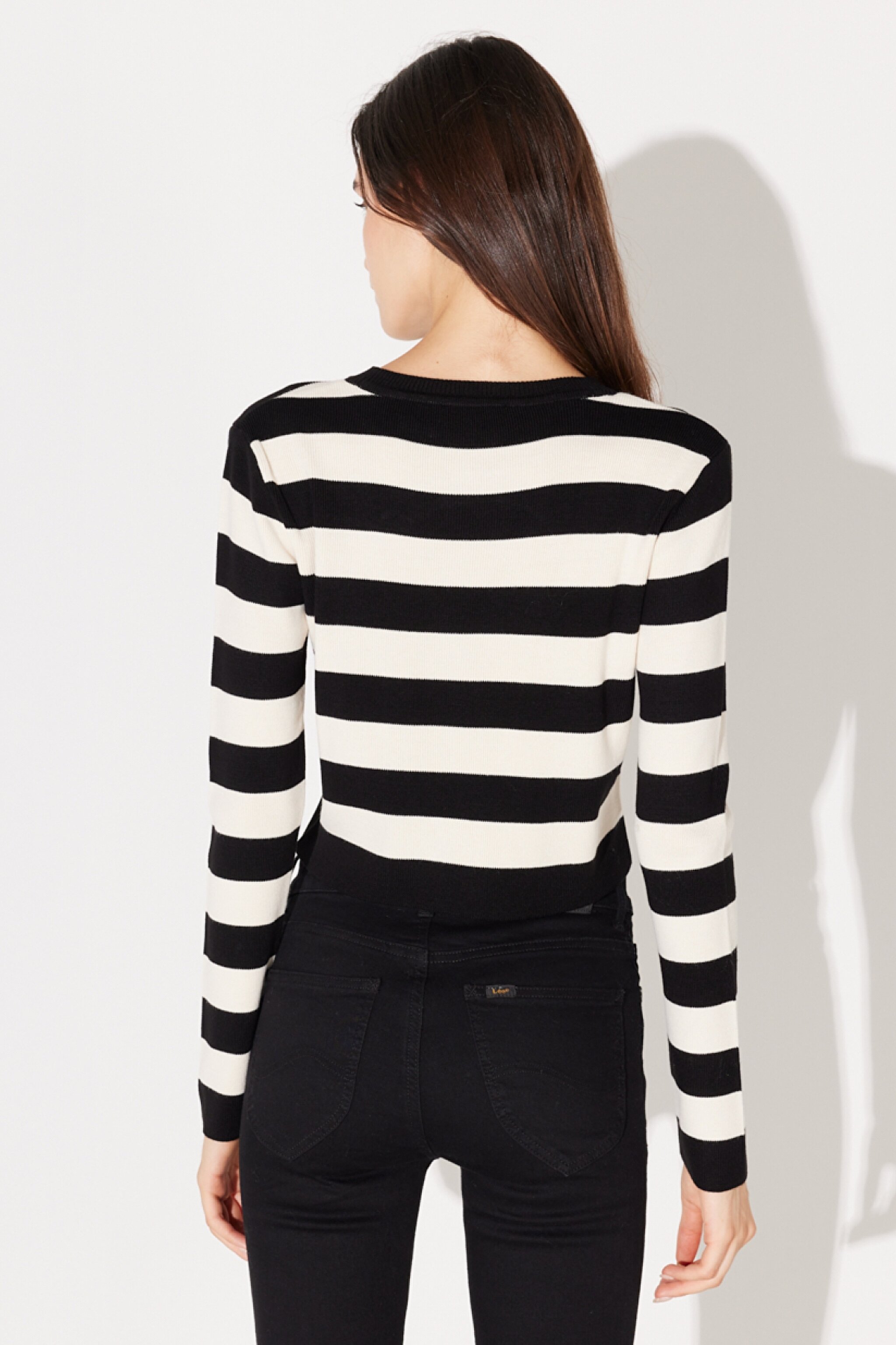 Slim Fit Dar Kesim Bisiklet Yaka Siyah Beyaz Çizgili Crop Triko Kazak - Black-L232492001 (görsel 5)