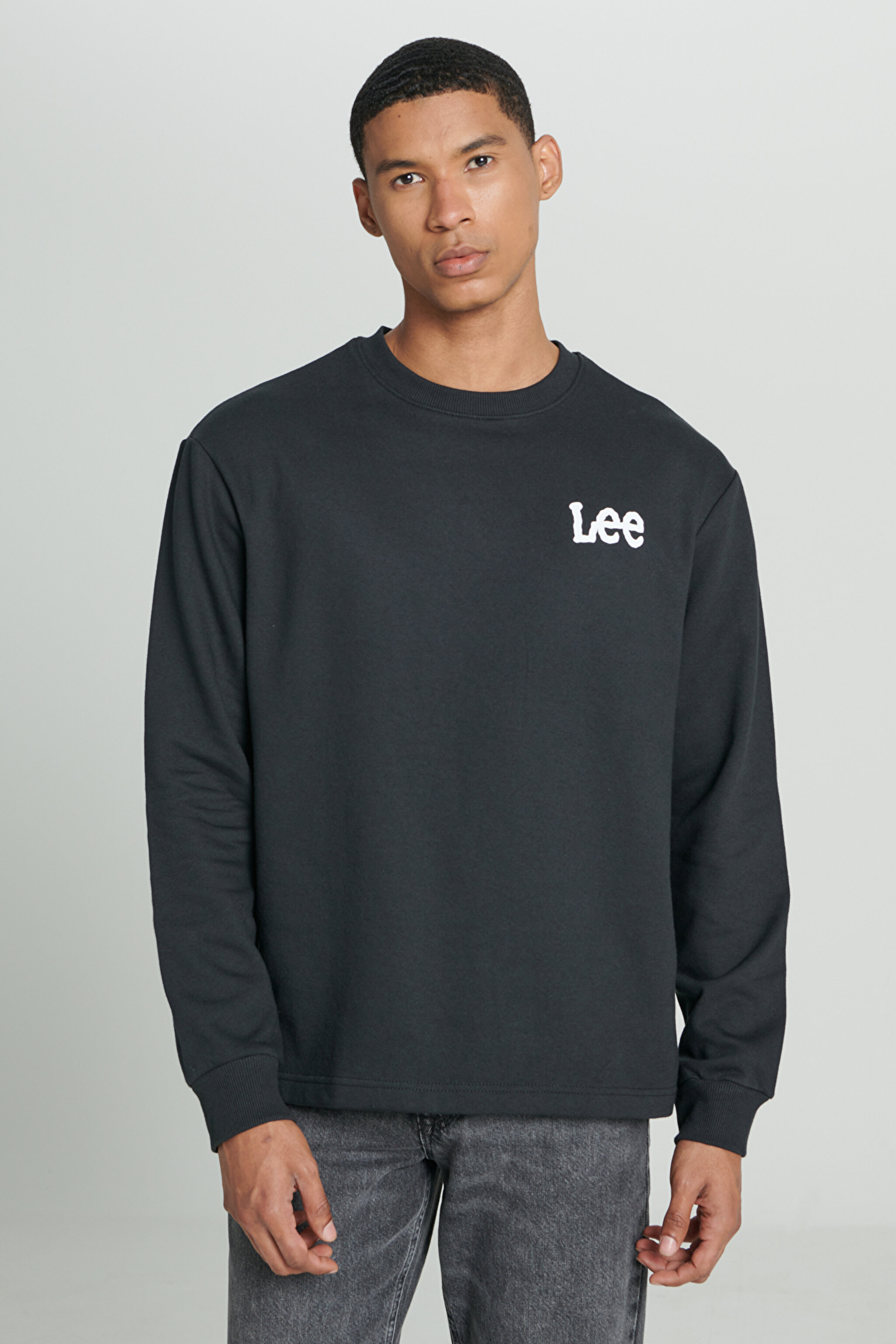 Regular Fit Normal Kesim Bisiklet Yaka Şardonlu Logolu Siyah Sweatshirt