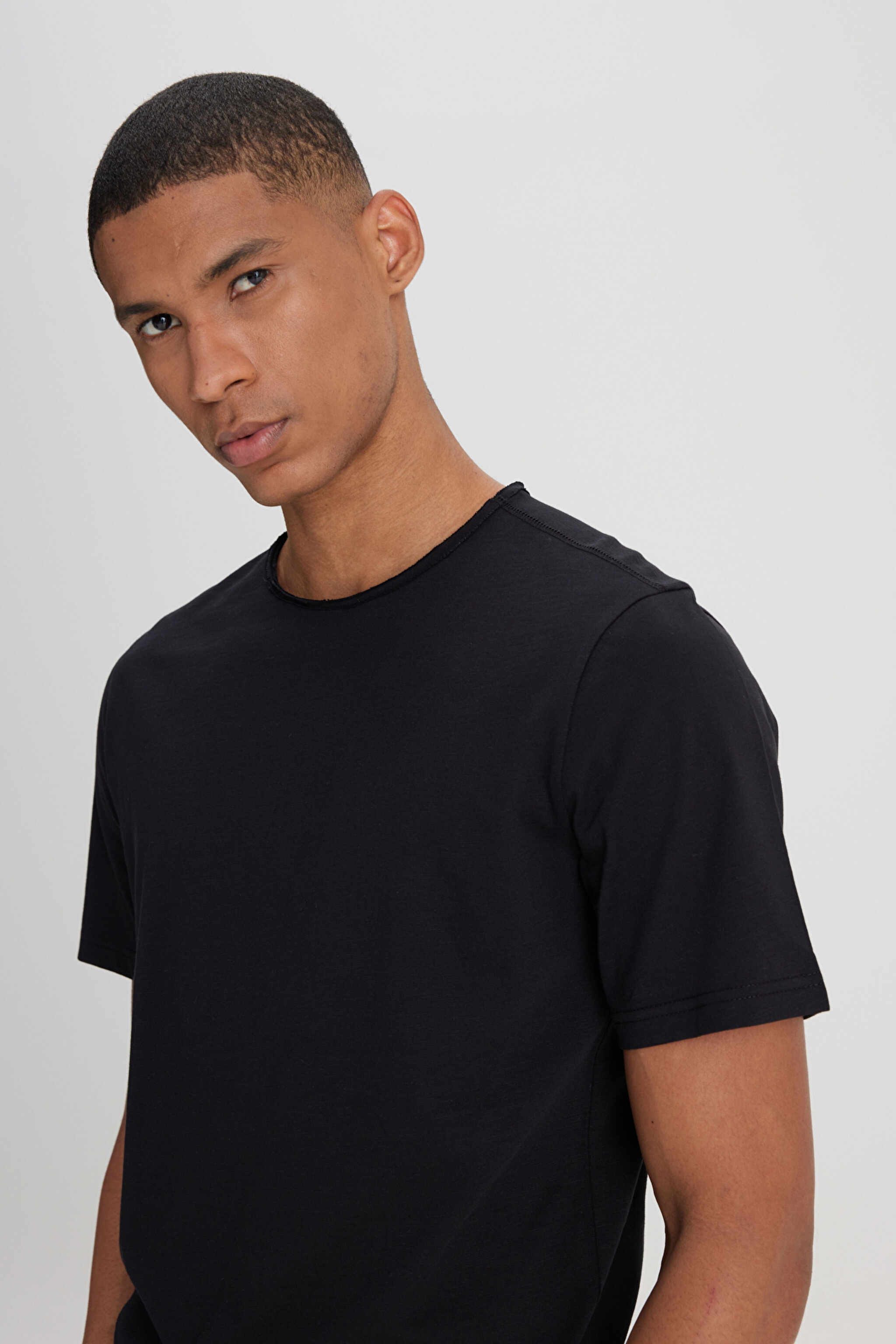 Regular Fit Normal Kesim Bisiklet Yaka %100 Pamuk Siyah Tişört - Black-L241570001 (görsel 4)