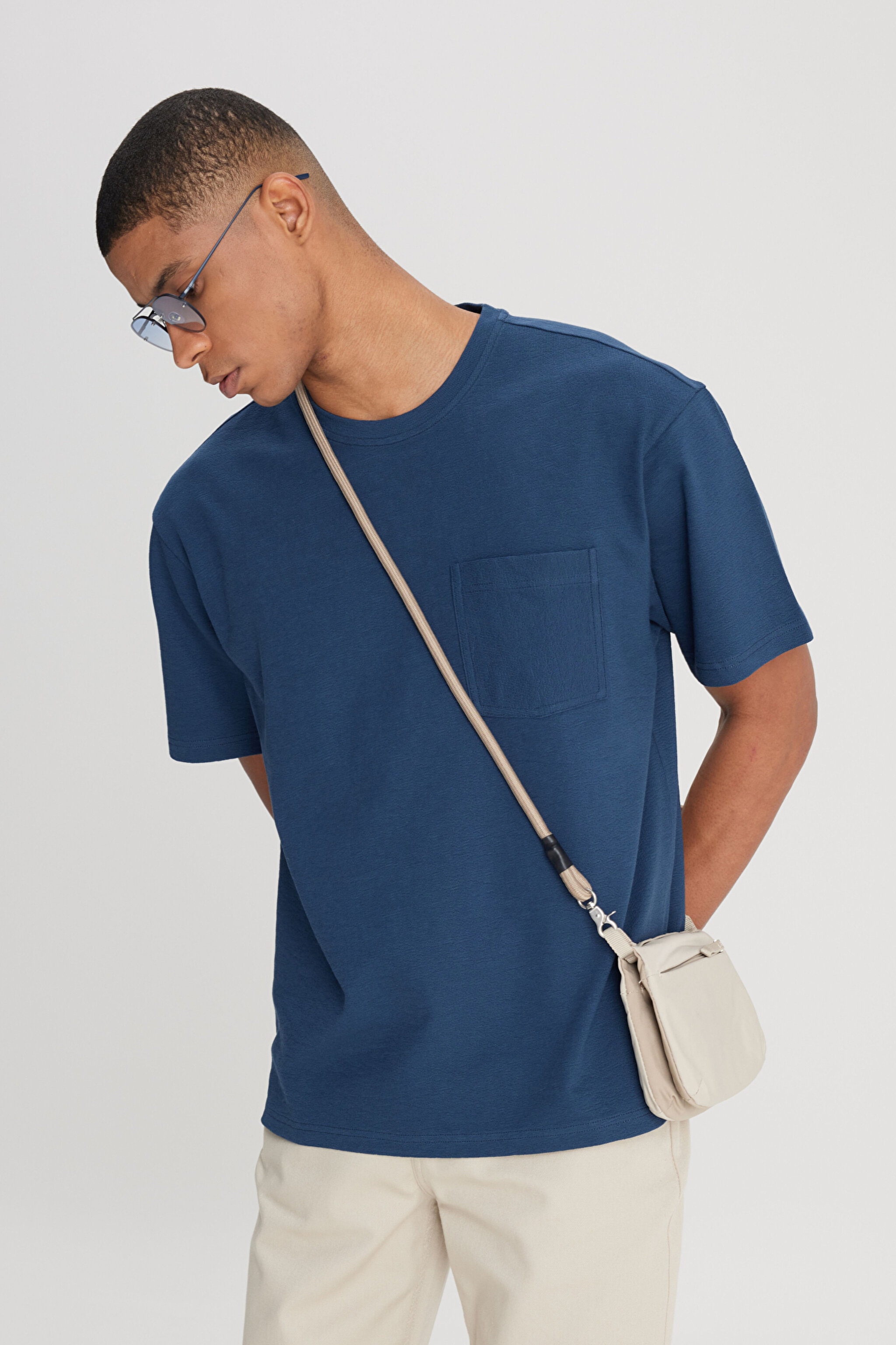 Loose Fit Rahat Kesim Bisiklet Yaka %100 Pamuk Lacivert Tişört - İndigo-L241571TF (görsel 2)