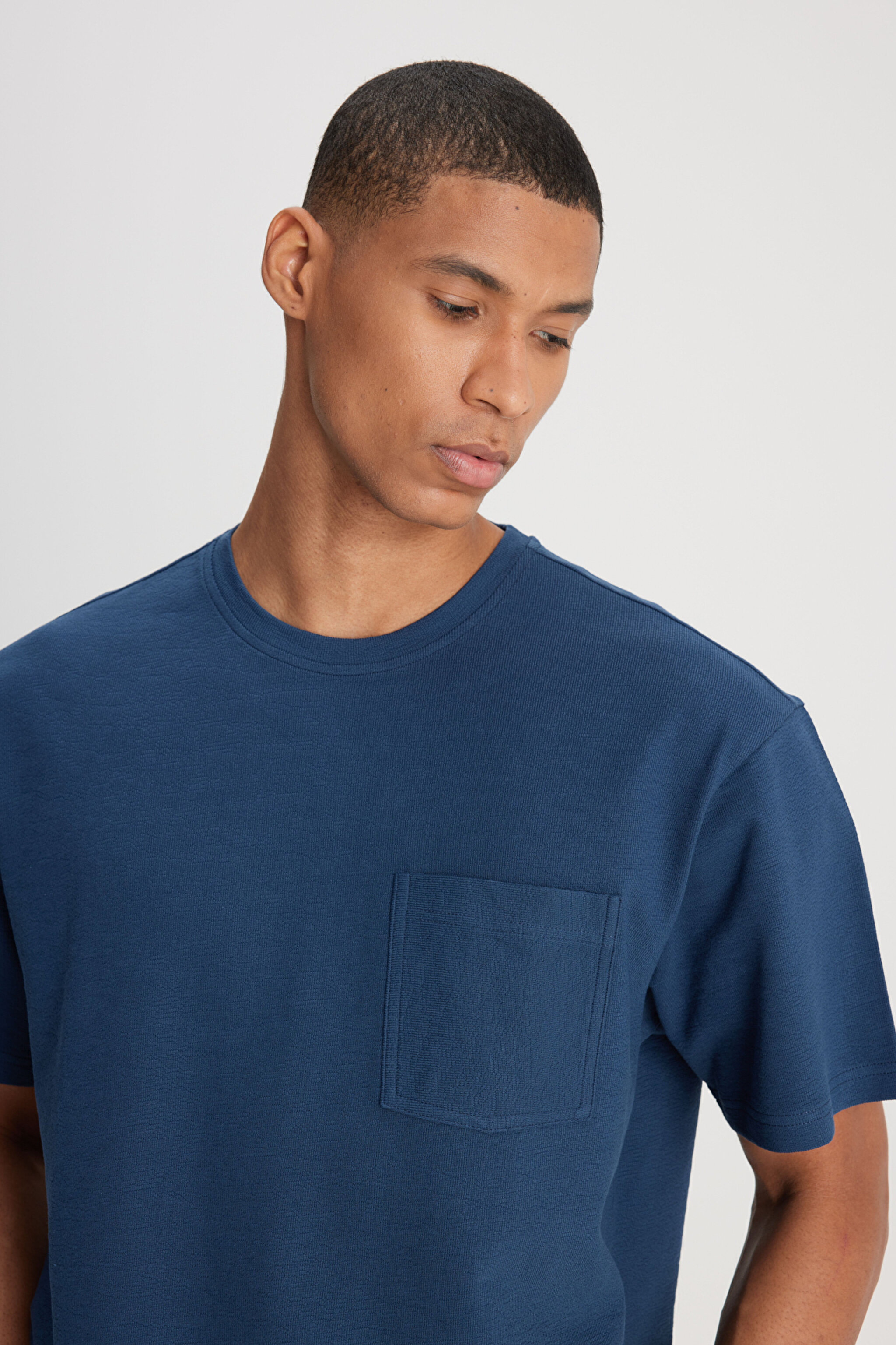 Loose Fit Rahat Kesim Bisiklet Yaka %100 Pamuk Lacivert Tişört - İndigo-L241571TF (görsel 4)