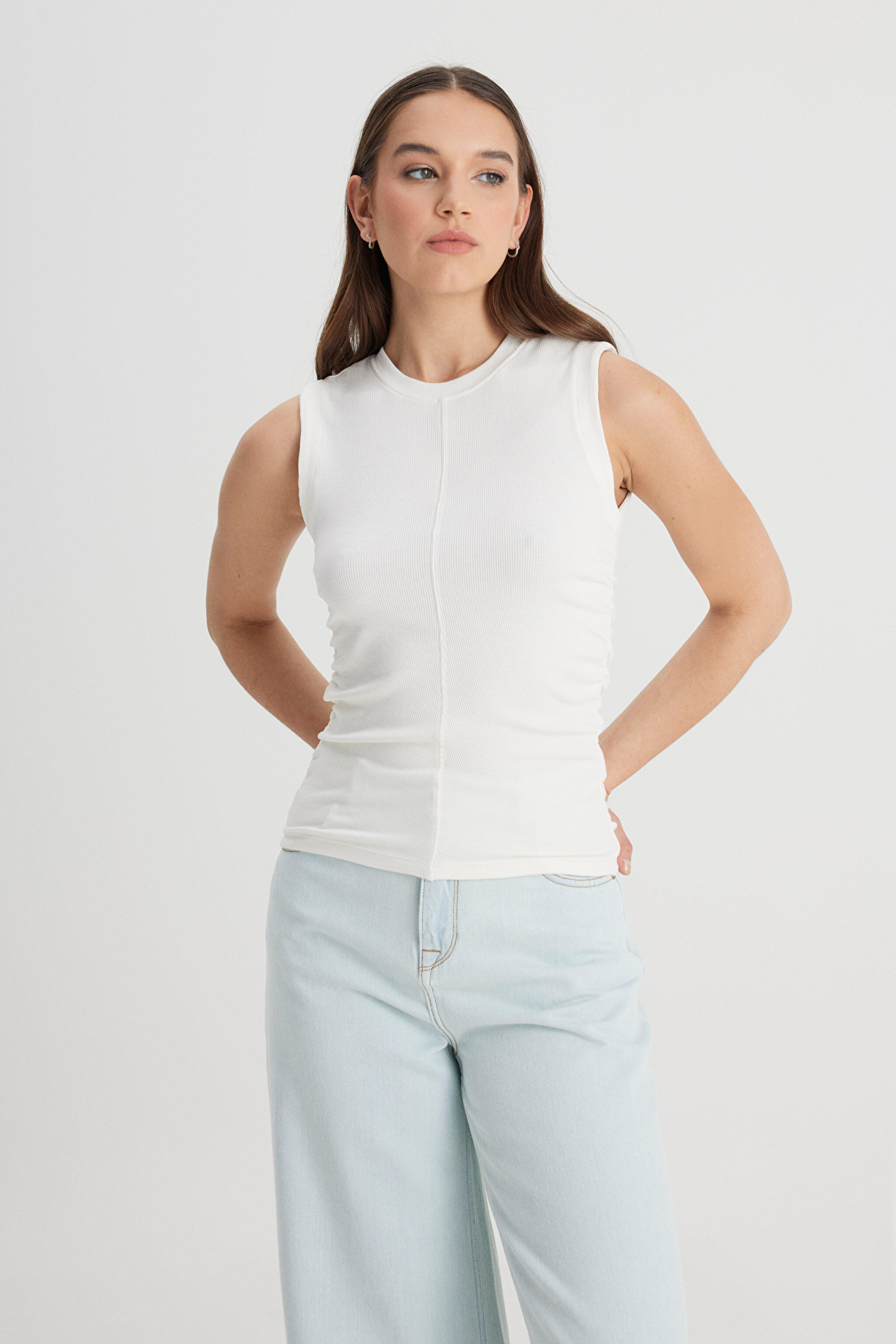 Slim Fit Dar Kesim Bisiklet Yaka Kırık Beyaz Tişört