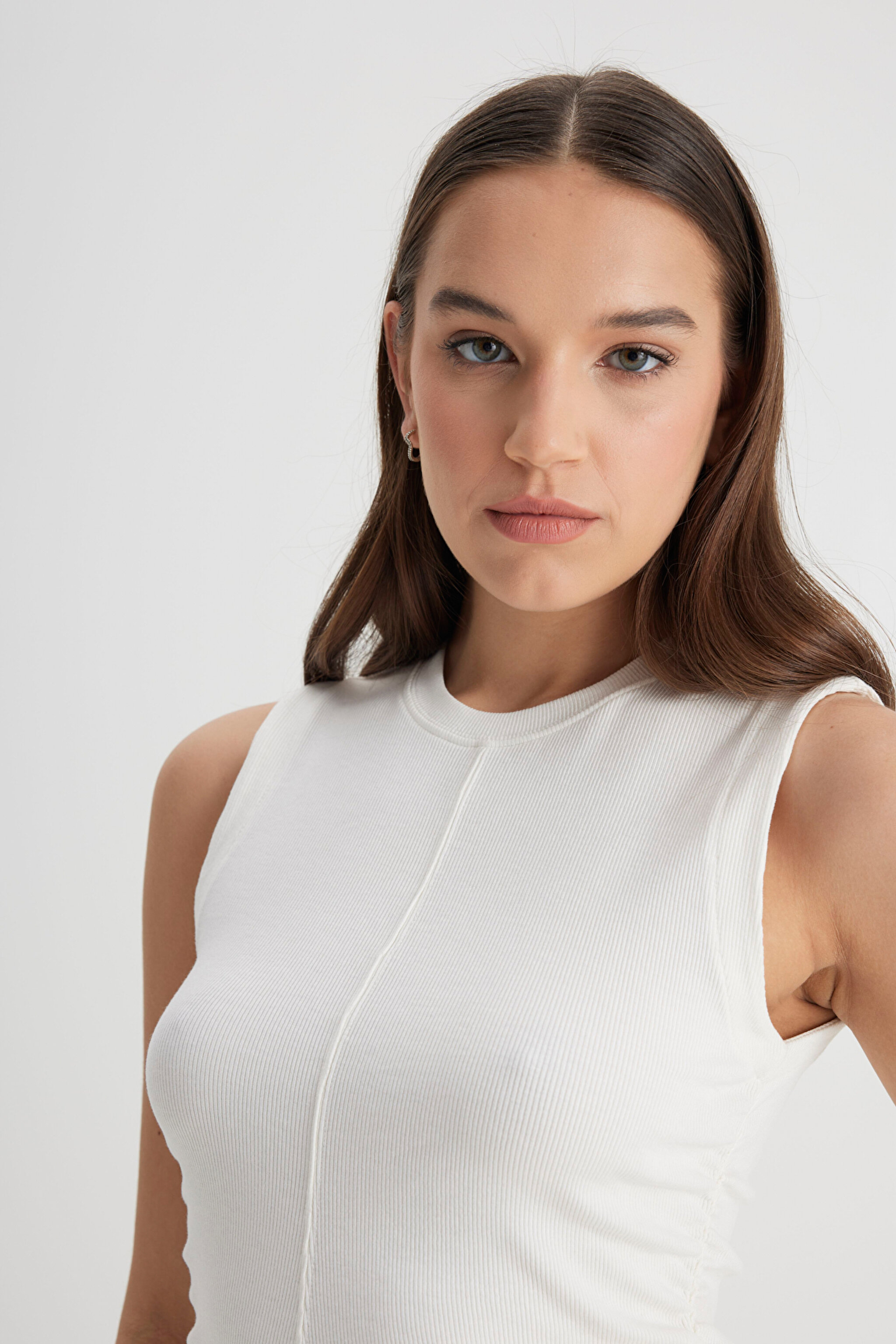 Slim Fit Dar Kesim Bisiklet Yaka Kırık Beyaz Tişört - Off White-L241628102 (görsel 2)