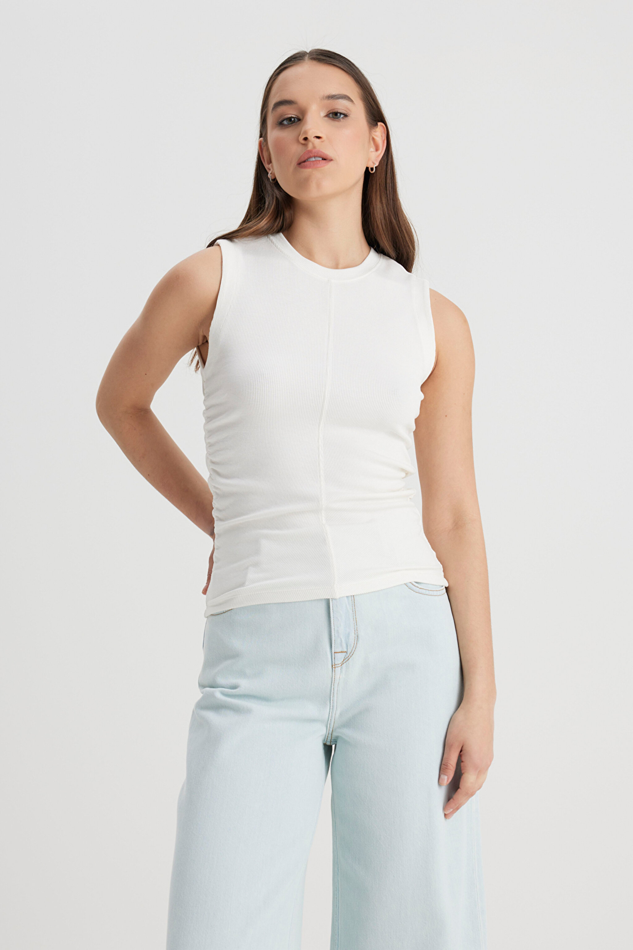 Slim Fit Dar Kesim Bisiklet Yaka Kırık Beyaz Tişört - Off White-L241628102 (görsel 4)