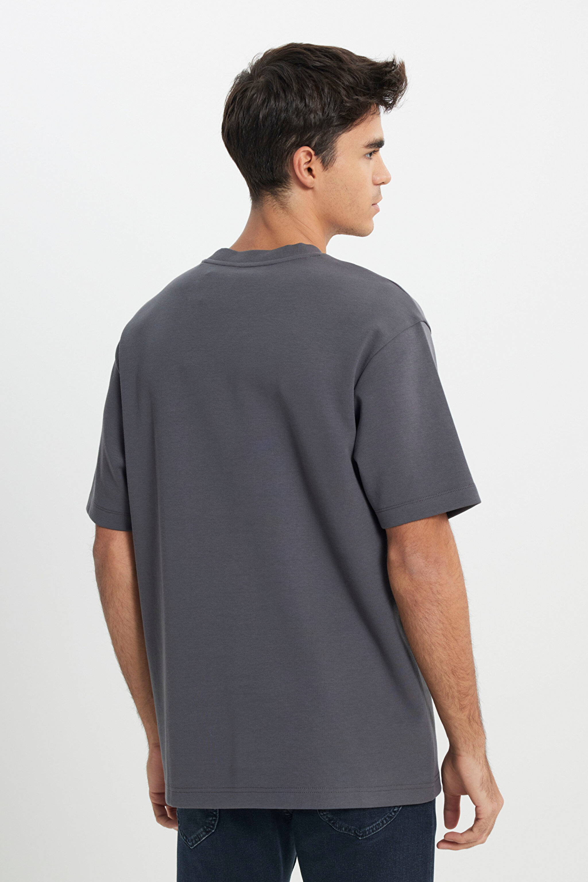 Relaxed Fit Geniş Kesim Bisiklet Yaka Antrasit Tişört - Anthracite-L242423003 (görsel 5)