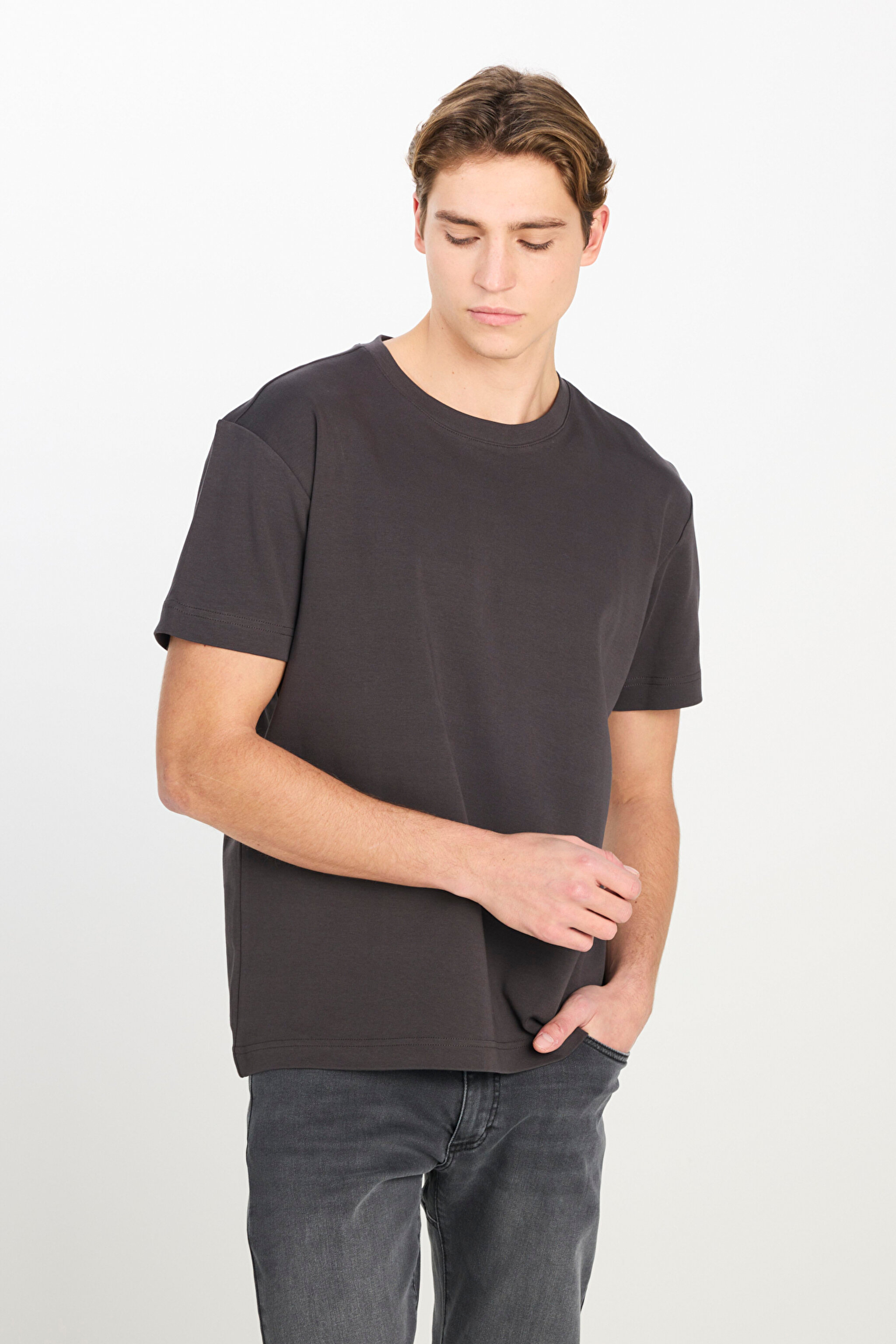 %100 Pamuk Relaxed Fit Geniş Kesim Bisiklet Yaka Antrasit Basic T-shirt - Anthracite-L2510096003 (görsel 2)