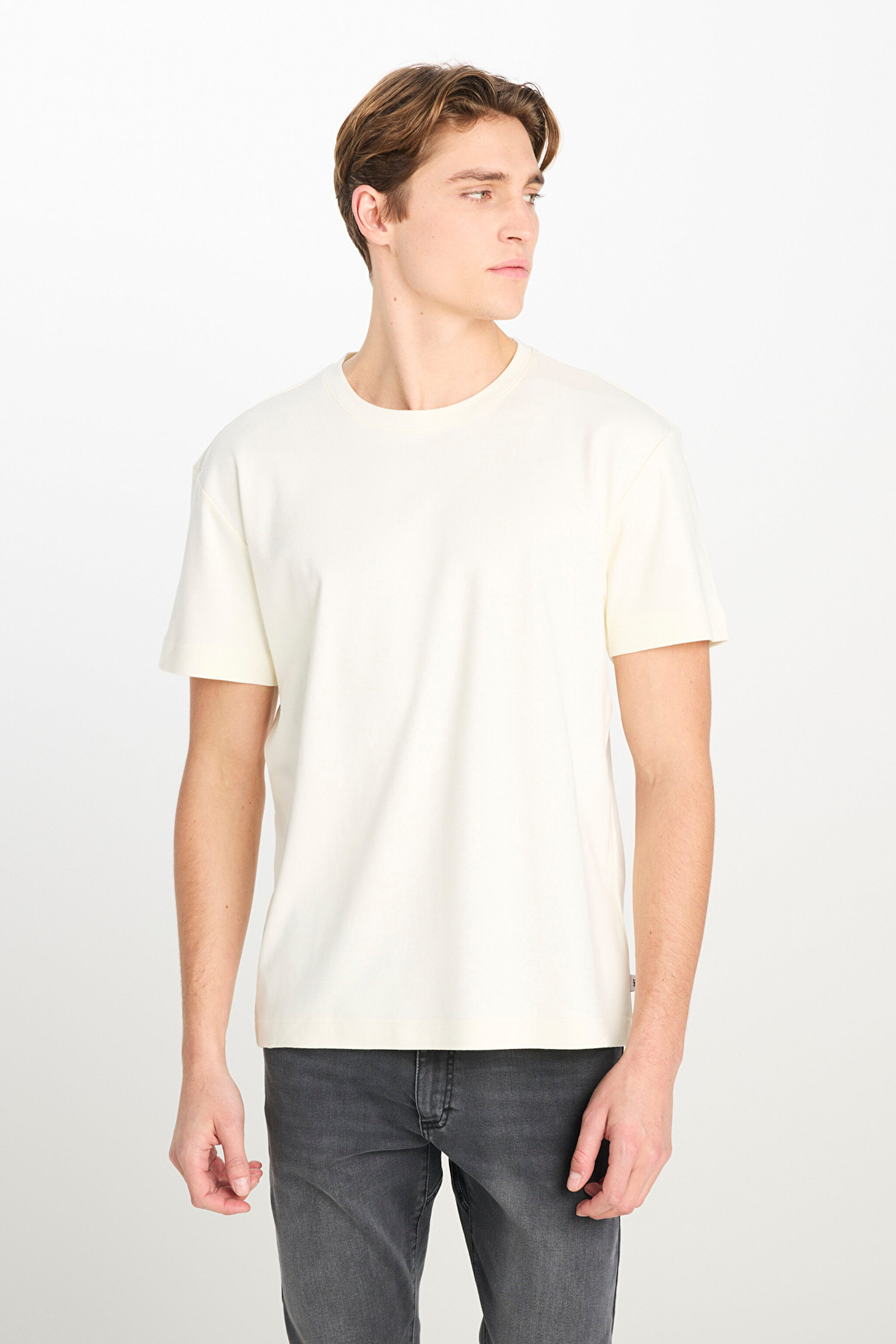 %100 Pamuk Relaxed Fit Geniş Kesim Bisiklet Yaka Ekru Basic T-shirt