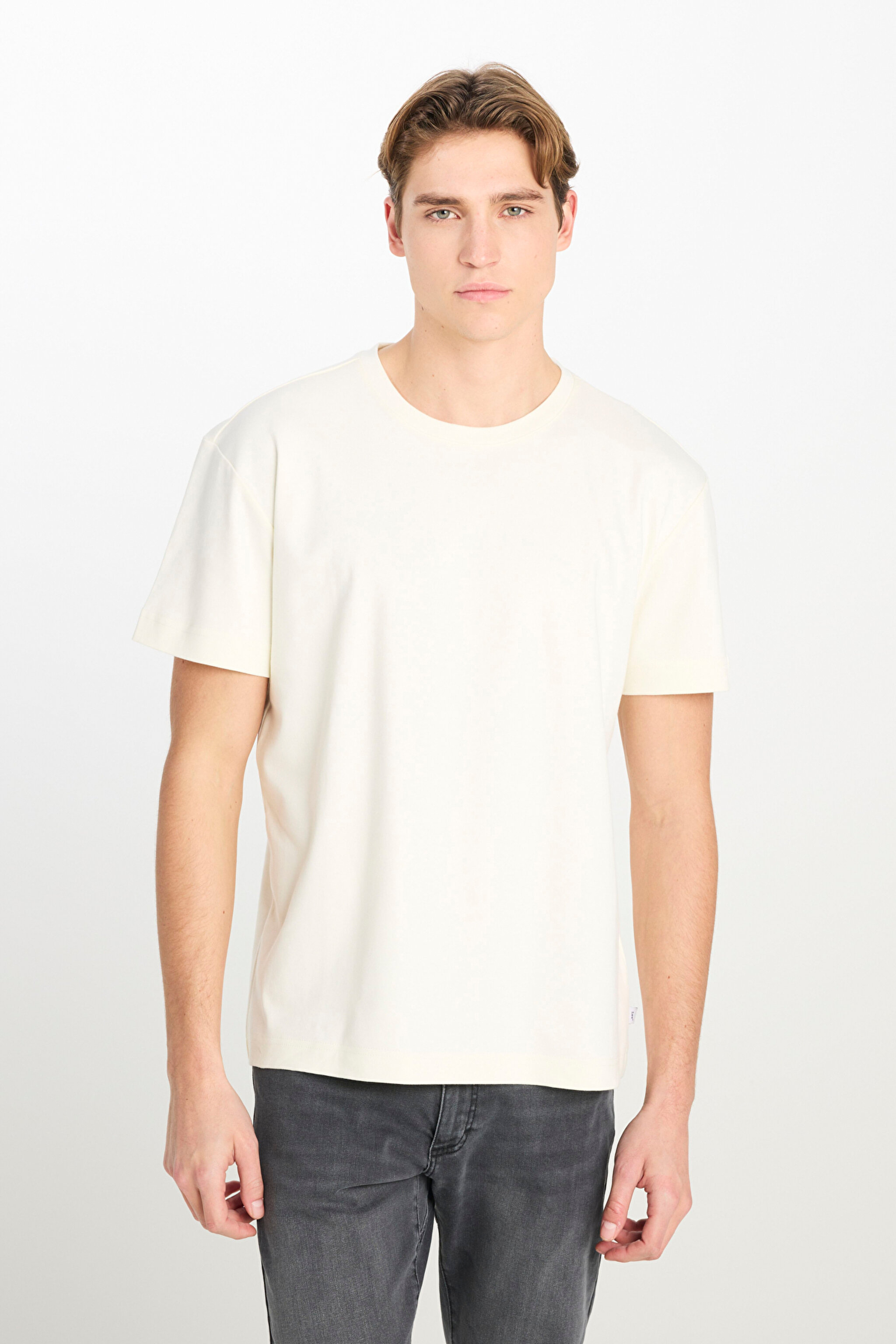 %100 Pamuk Relaxed Fit Geniş Kesim Bisiklet Yaka Ekru Basic T-shirt - Off White-L2510096102 (görsel 2)