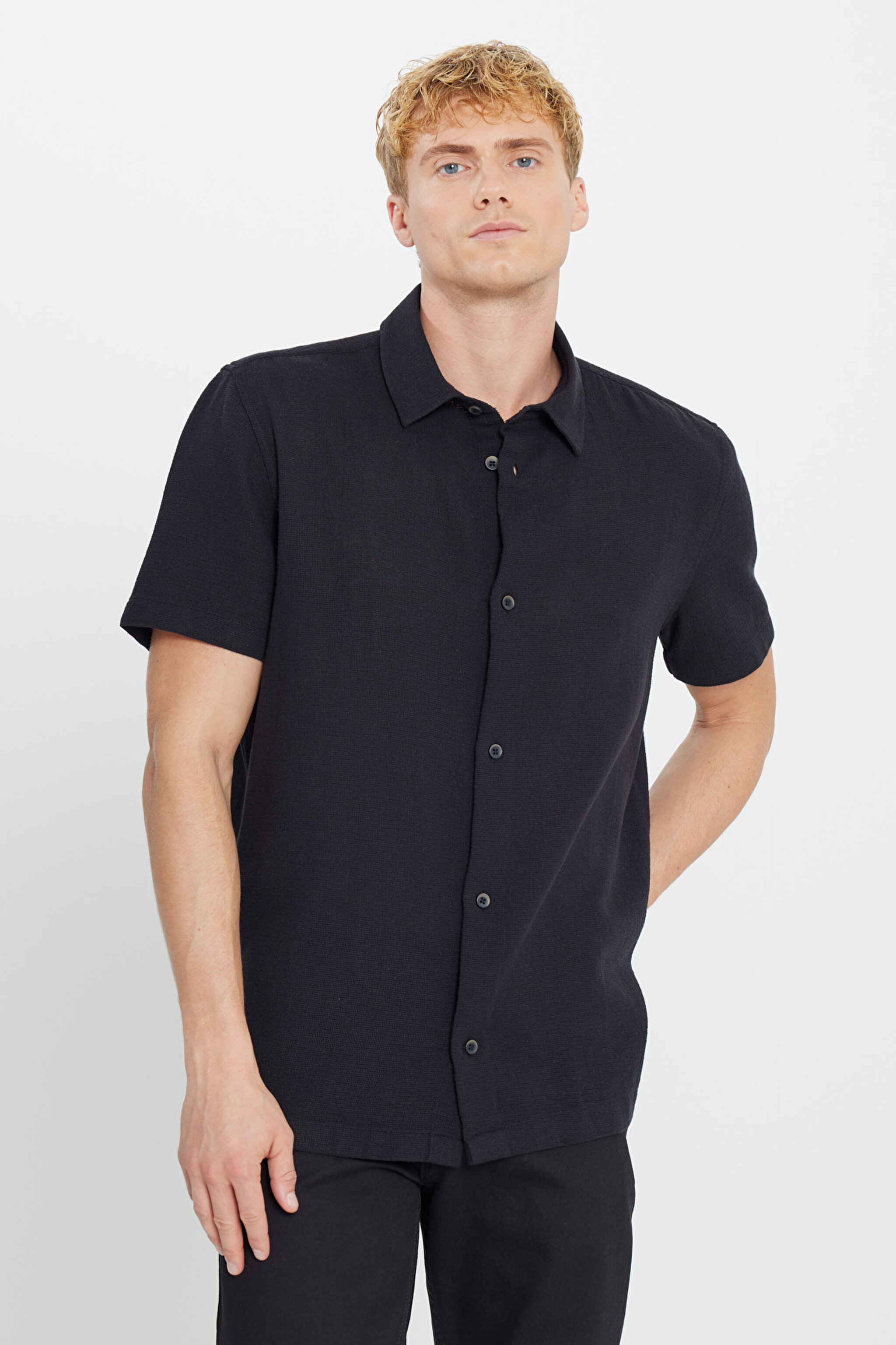%100 Pamuk Relaxed Fit Geniş Kesim Kısa Kollu Siyah Gömlek - Black-L2510286001 (görsel 2)