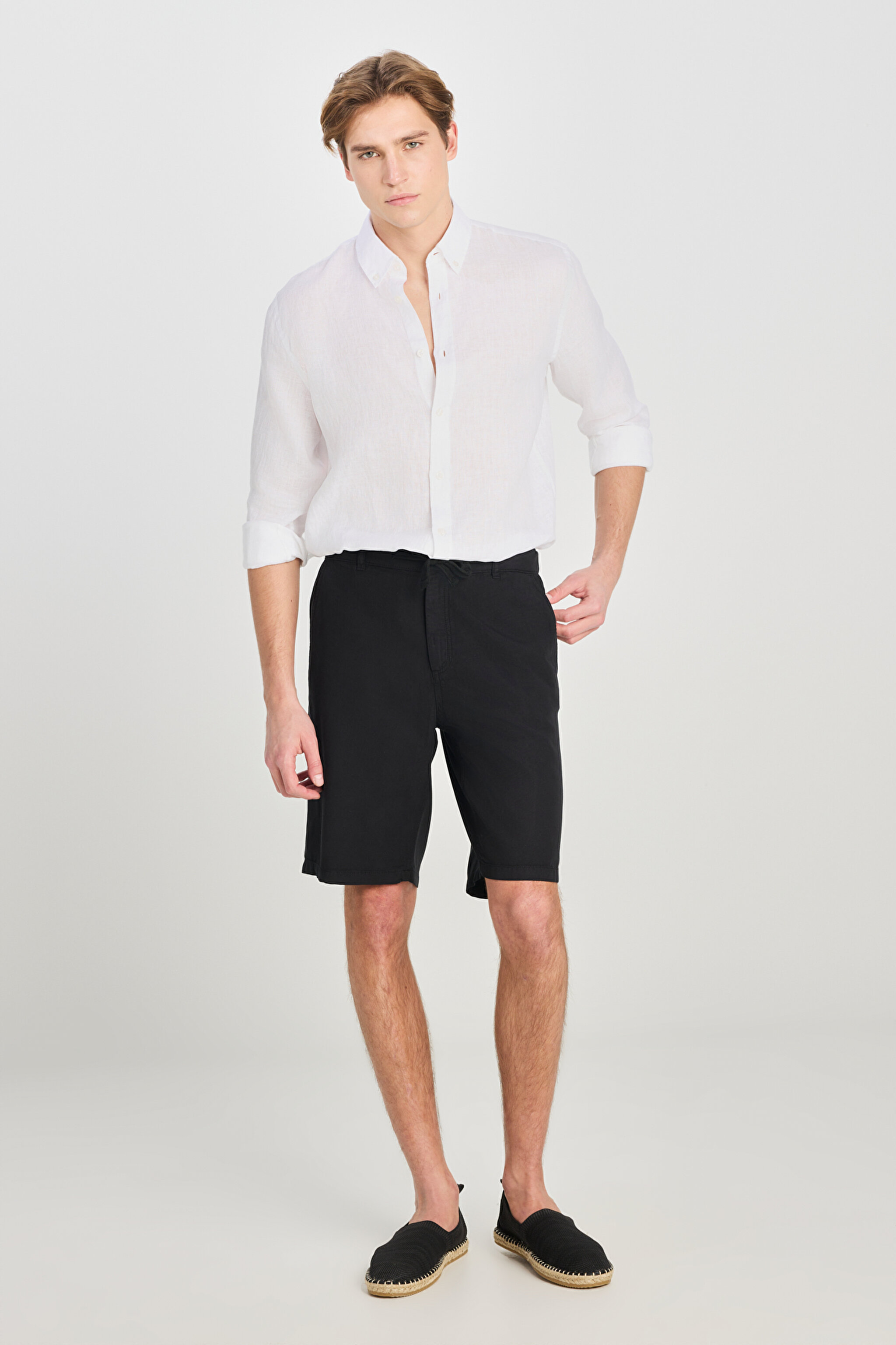 Relaxed Fit Geniş Kesim Lastik Bel Detaylı Esnek Siyah Chino Şort - Black-L2510293001 (görsel 2)