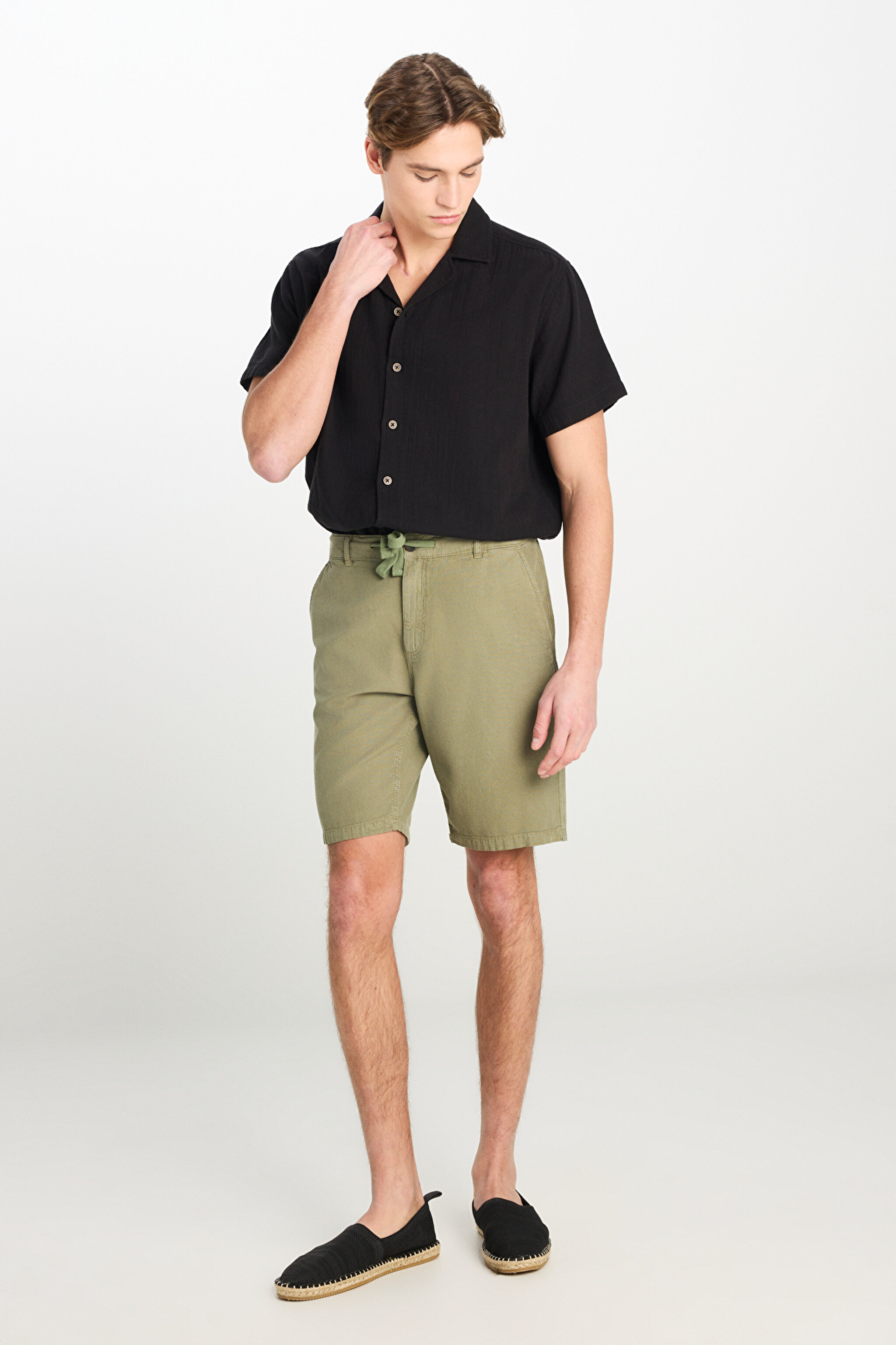 Relaxed Fit Geniş Kesim Lastik Bel Detaylı Esnek Haki Chino Şort - Khaki-L2510293801 (görsel 2)