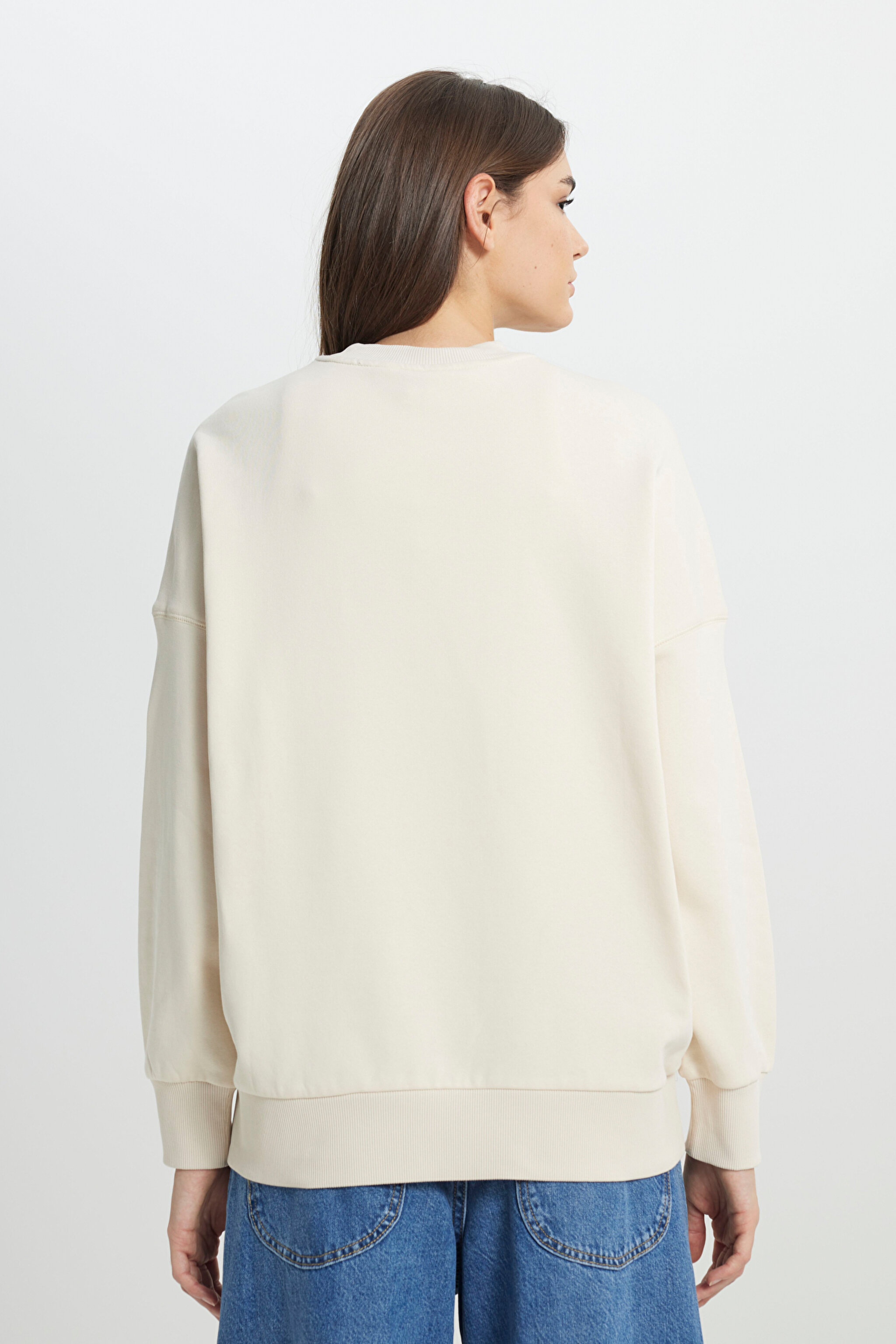Loose Fit Rahat Kesim Bisiklet Yaka Şardonlu Ekru Sweatshirt - Ecru-L36ILJDN (görsel 7)