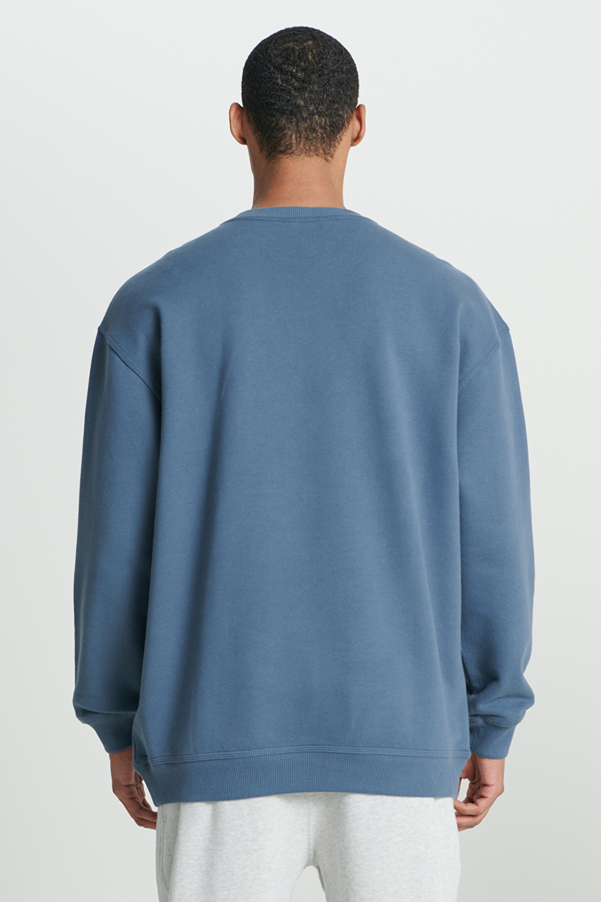 Relaxed Fit Geniş Kesim %100 Pamuk Bisiklet Yaka Şardonlu İndigo Sweatshirt - Deep Waters-LM01RJA62 (görsel 5)