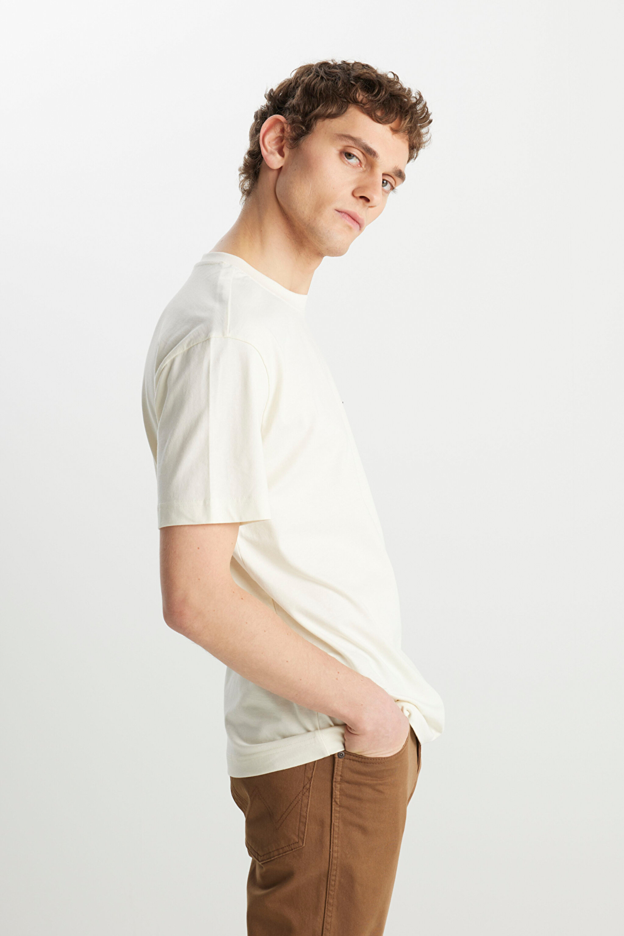 %100 Pamuk Relaxed Fit Geniş Kesim Bisiklet Yaka Minimal Logo Kırık Beyaz Tişört - Vintage White-MW7NM20387742L (görsel 2)