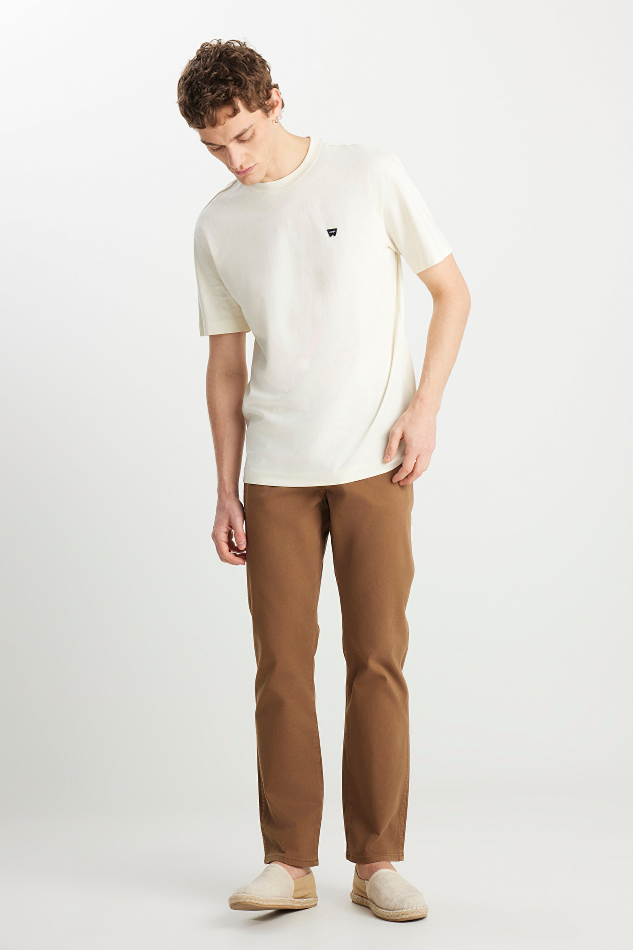 %100 Pamuk Relaxed Fit Geniş Kesim Bisiklet Yaka Minimal Logo Kırık Beyaz Tişört - Vintage White-MW7NM20387742L (görsel 3)