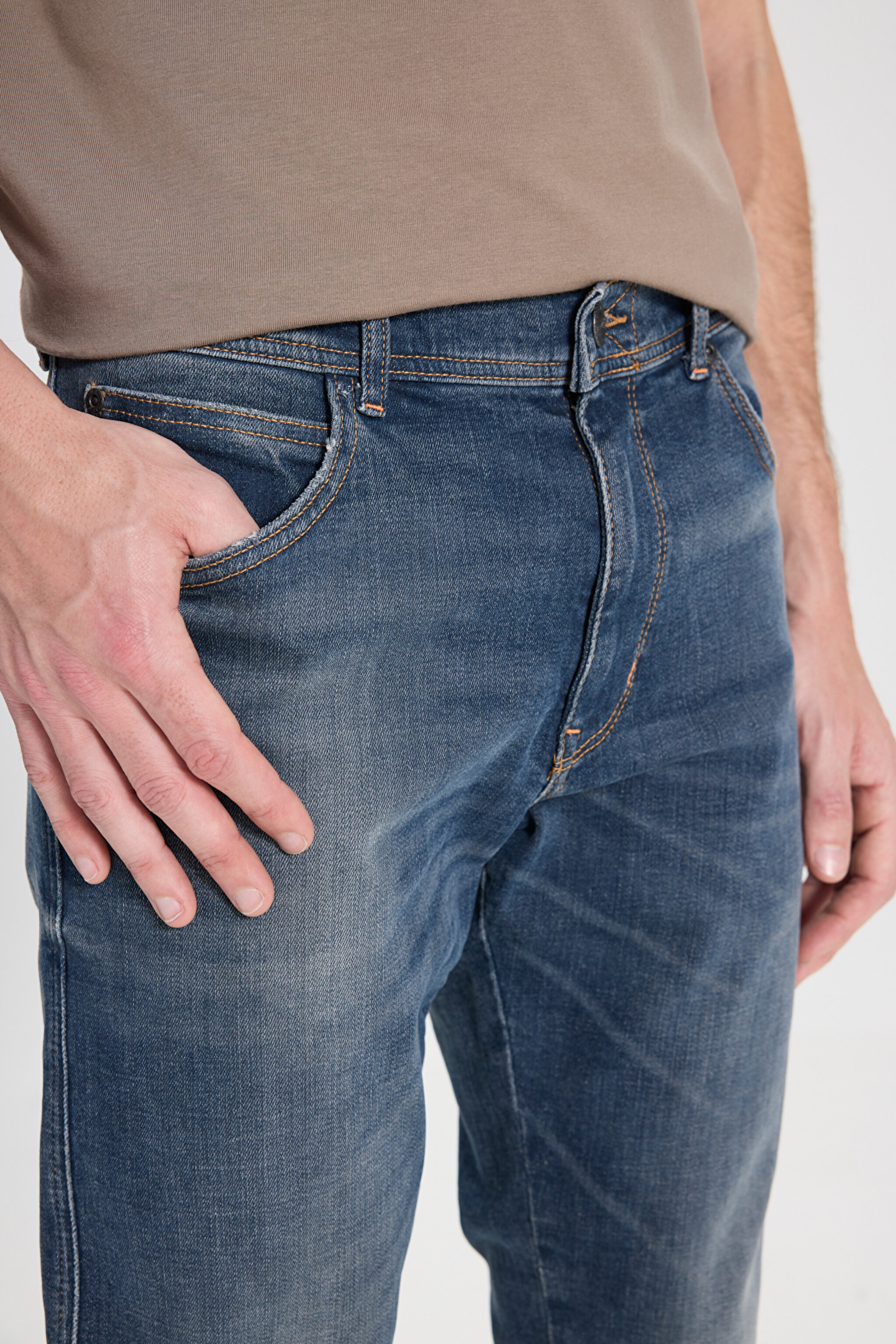 Slim Fit Dar Kesim Düşük Bel Taşlamalı Mavi Esnek Larston Jean Denim Kot Pantolon - Mid Blue-W18S031XT (görsel 4)