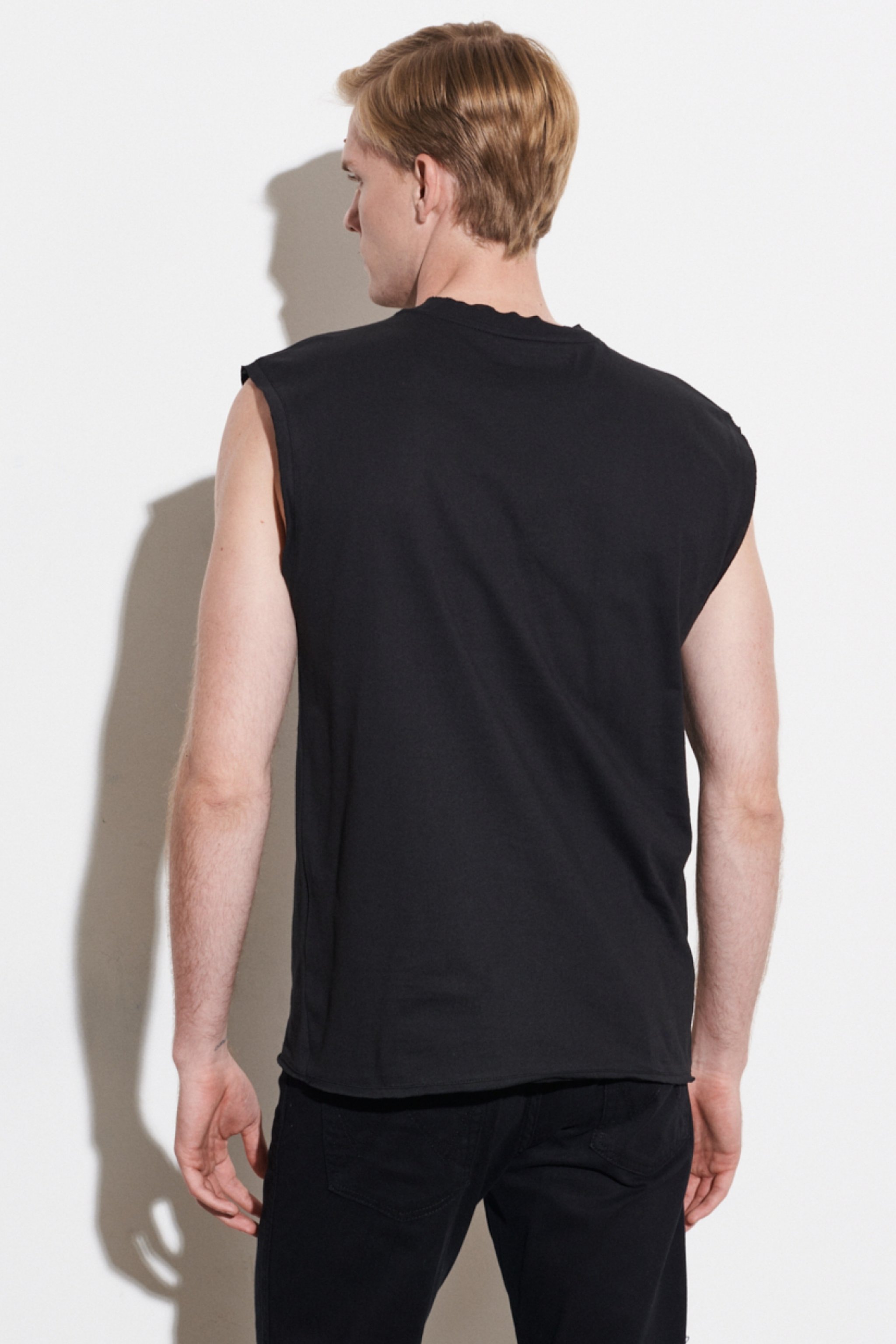 Loose Fit Rahat Kesim Bisiklet Yaka %100 Pamuk Kolsuz Siyah Tişört - Black-W221366001 (görsel 6)