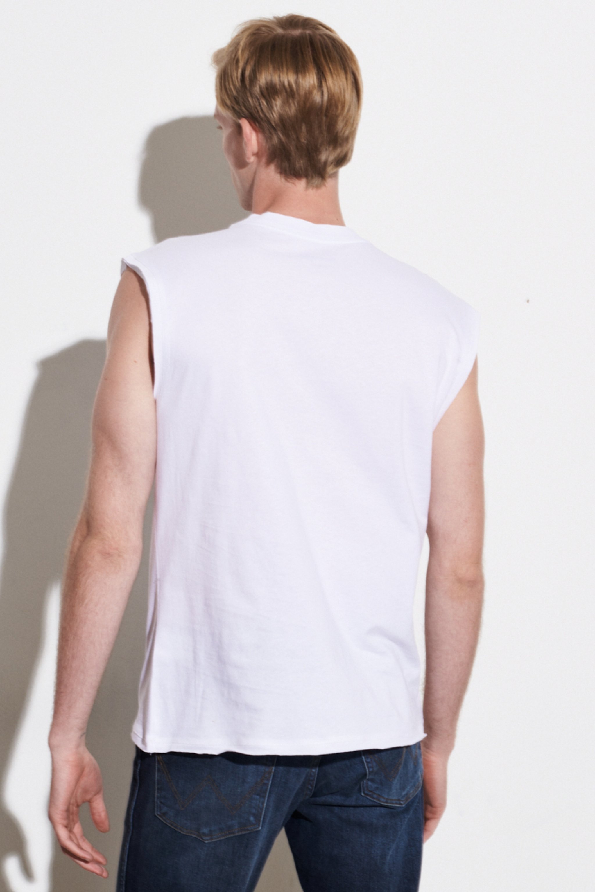Loose Fit Rahat Kesim Bisiklet Yaka %100 Pamuk Kolsuz Kırık Beyaz Tişört - Off White-W221366102 (görsel 5)