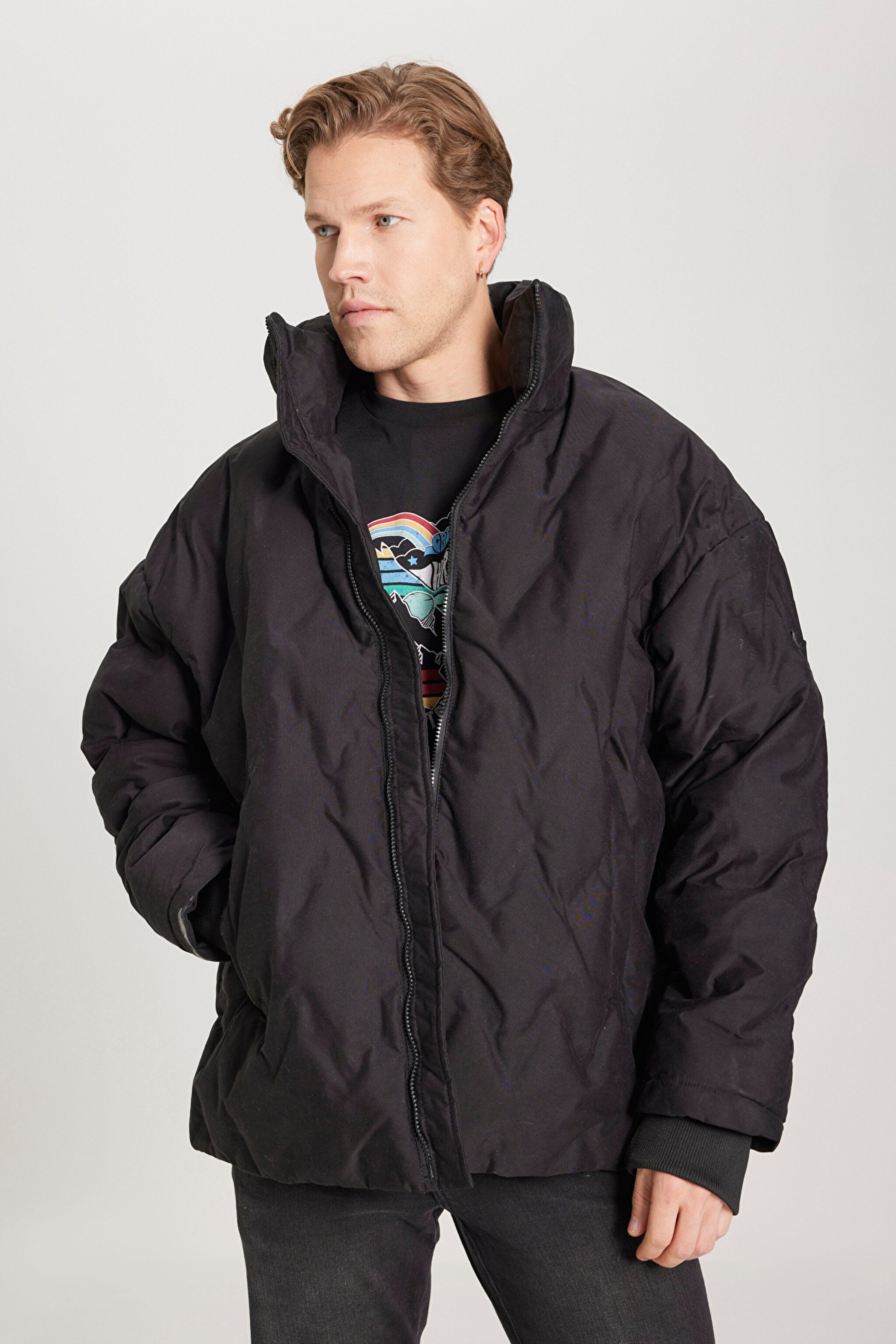 Regular Fit Normal Kesim Tam Fermuarlı Siyah Şişme Mont
