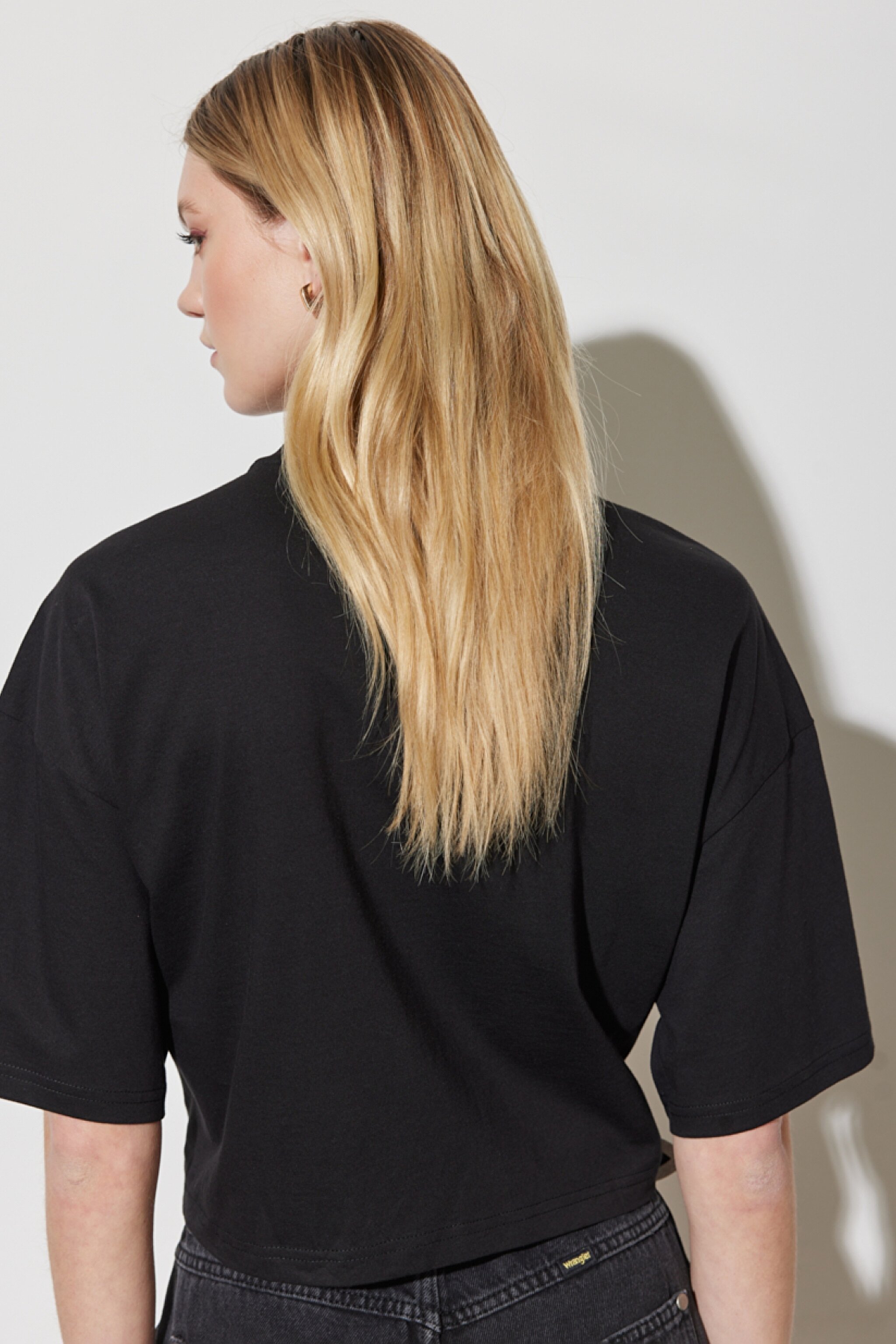 Regular Fit Normal Kesim %100 Pamuk Bisiklet Yaka Crop Siyah Tişört - Black-W231244001 (görsel 8)