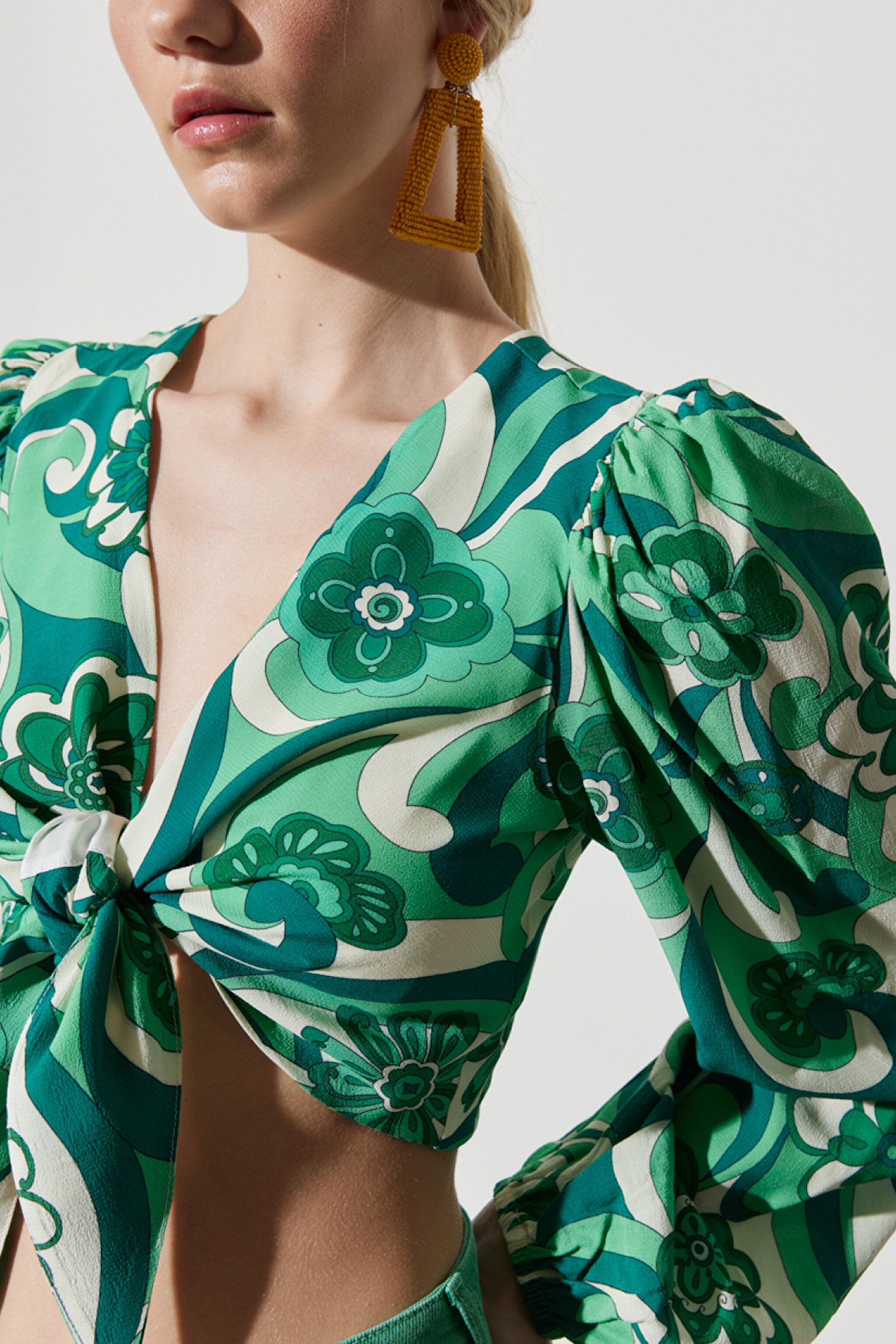 Regular Fit Normal Kesim V Yaka Yeşil Desenli Crop Bluz - Green-W231592300 (görsel 5)