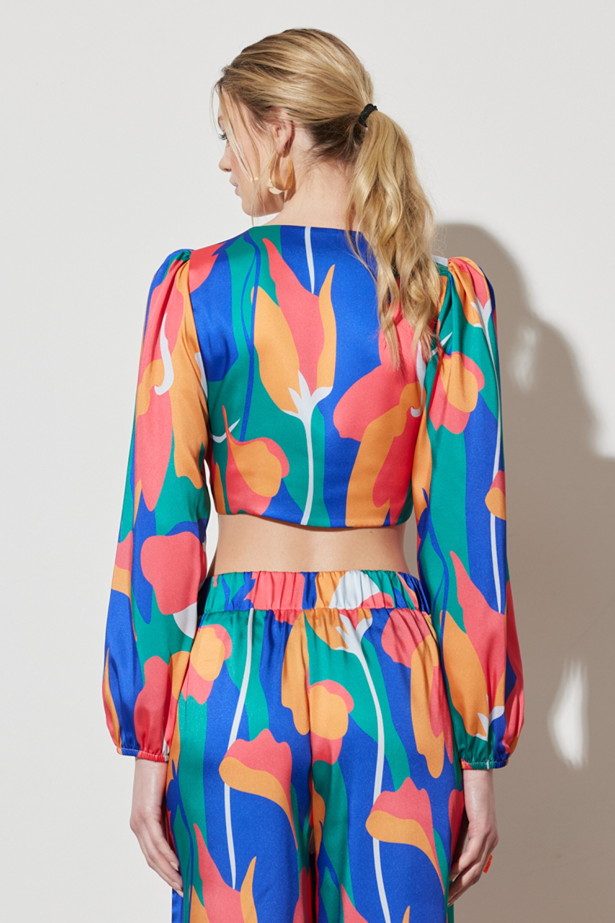 Regular Fit Normal Kesim V Yaka Yeşil Desenli Crop Bluz - Multi-W231603900 (görsel 8)