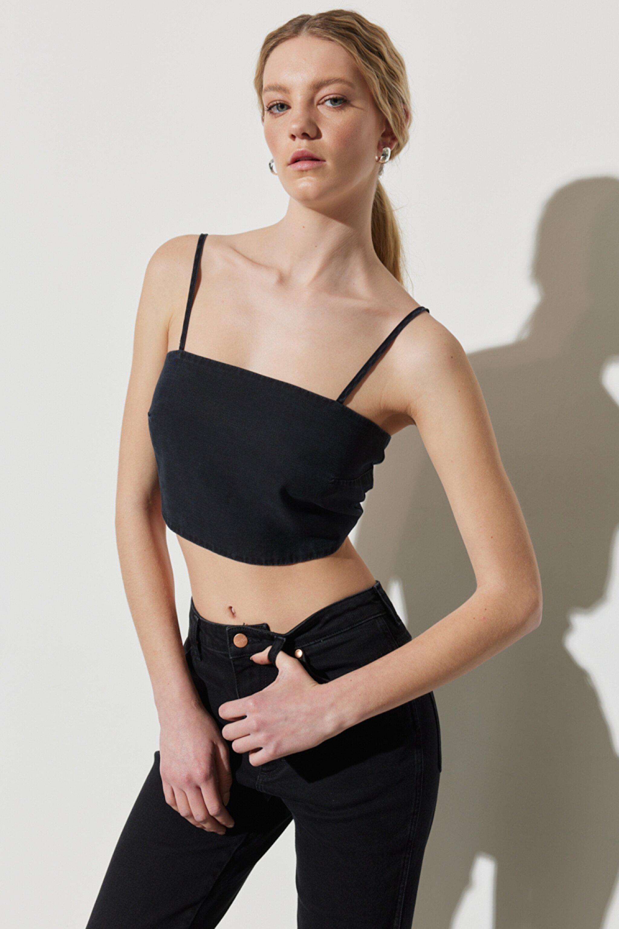 Regular Fit Normal Kesim Askılı Siyah Jean Crop Bluz - Black-W231623001 (görsel 3)