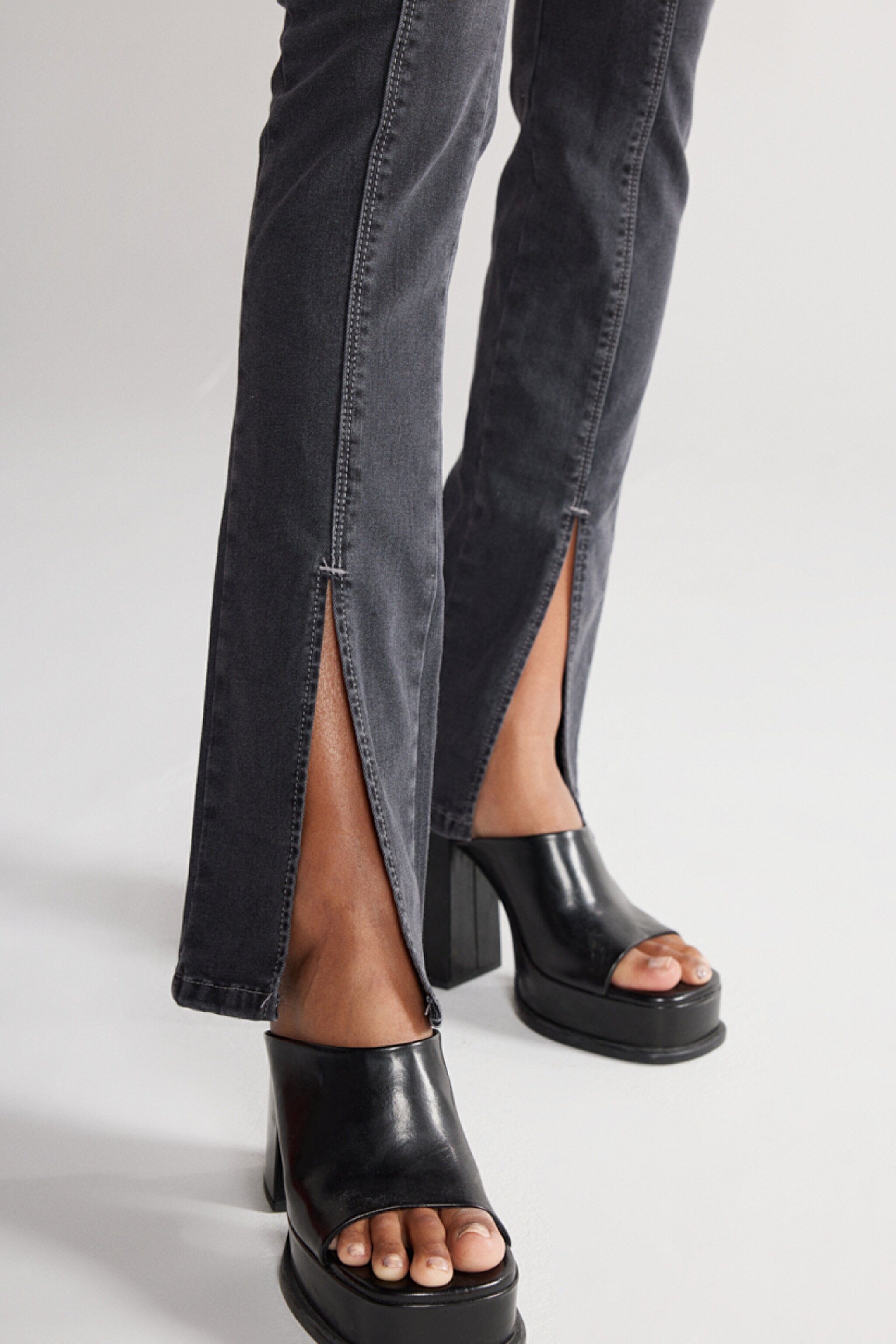 Wide Leg Fit Normal Bel Paça Yırtmaç Detaylı Siyah Esnek Jean Kot Pantolon - Black-W231627001 (görsel 6)