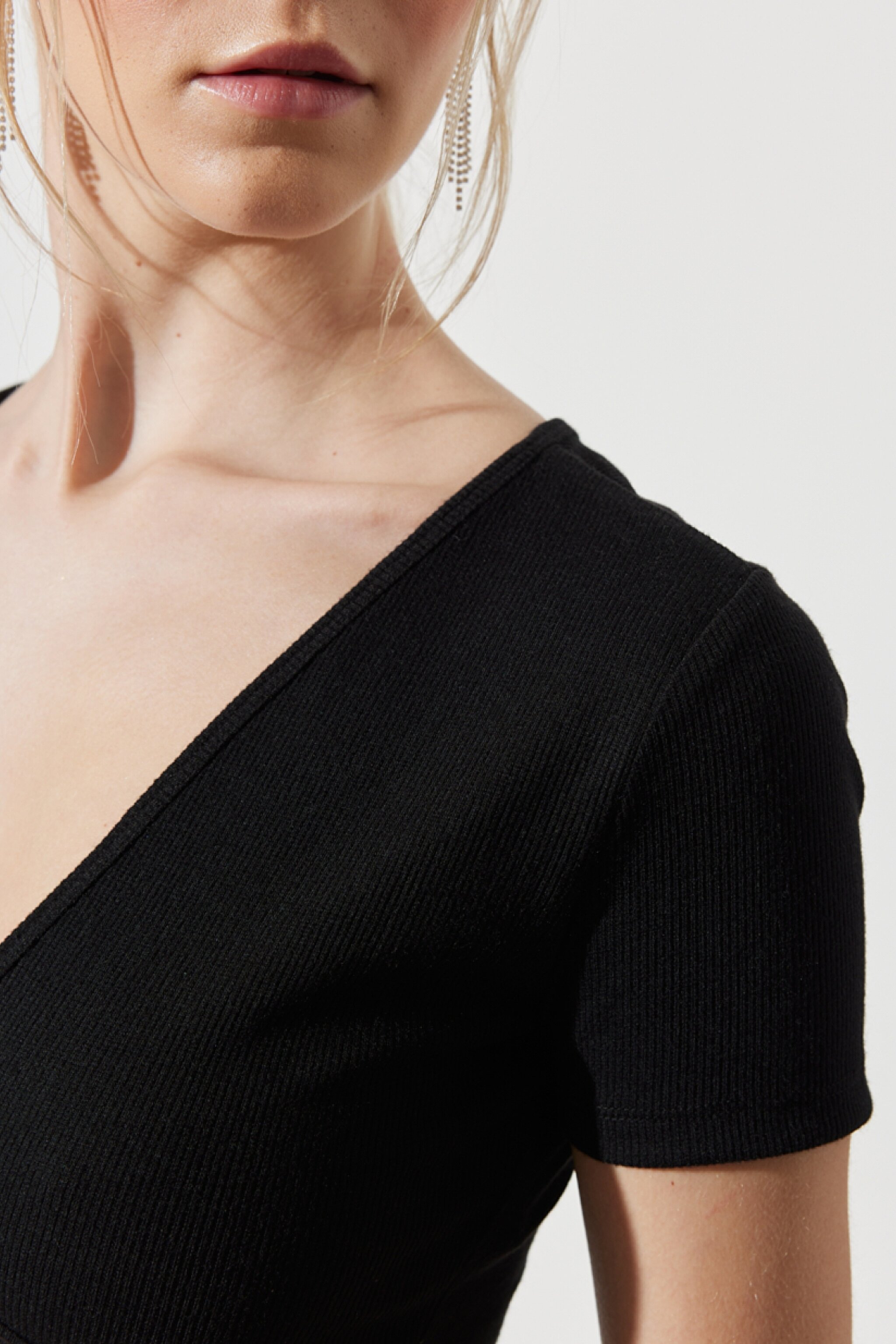 Regular Fit Normal Kesim V Yaka Siyah Crop Bluz - Black-W231681001 (görsel 5)