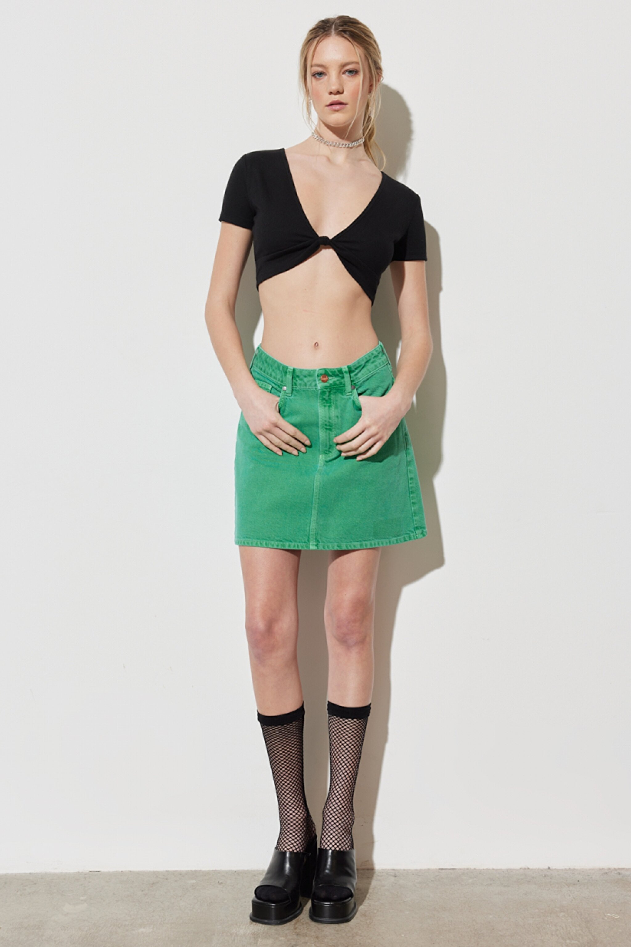Regular Fit Normal Kesim V Yaka Siyah Crop Bluz - Black-W231681001 (görsel 6)